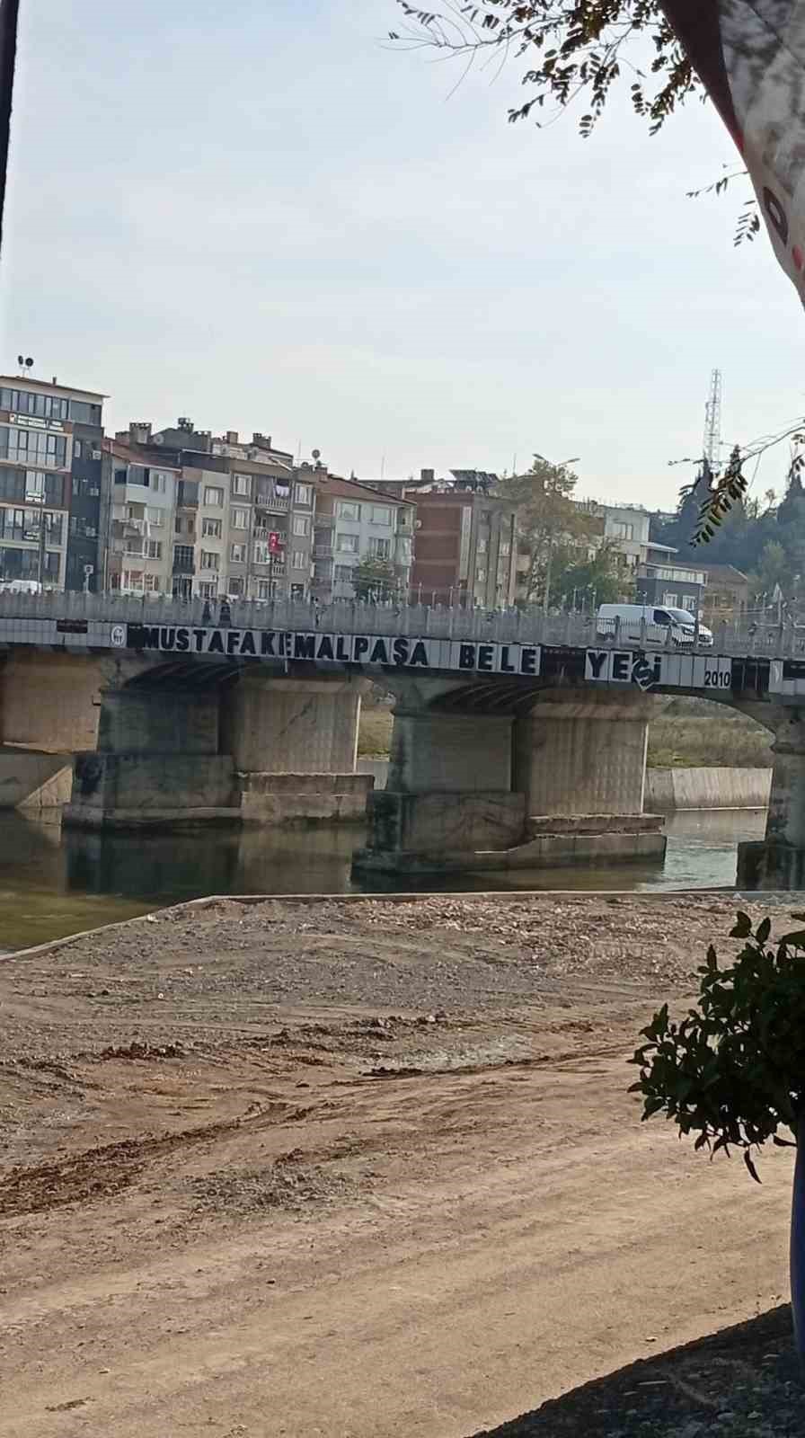K&ouml;pr&uuml;deki d&ouml;k&uuml;lm&uuml;ş yazı Mustafakemalpaşa&rsquo;da bakımsızlığın sembol&uuml; oldu
