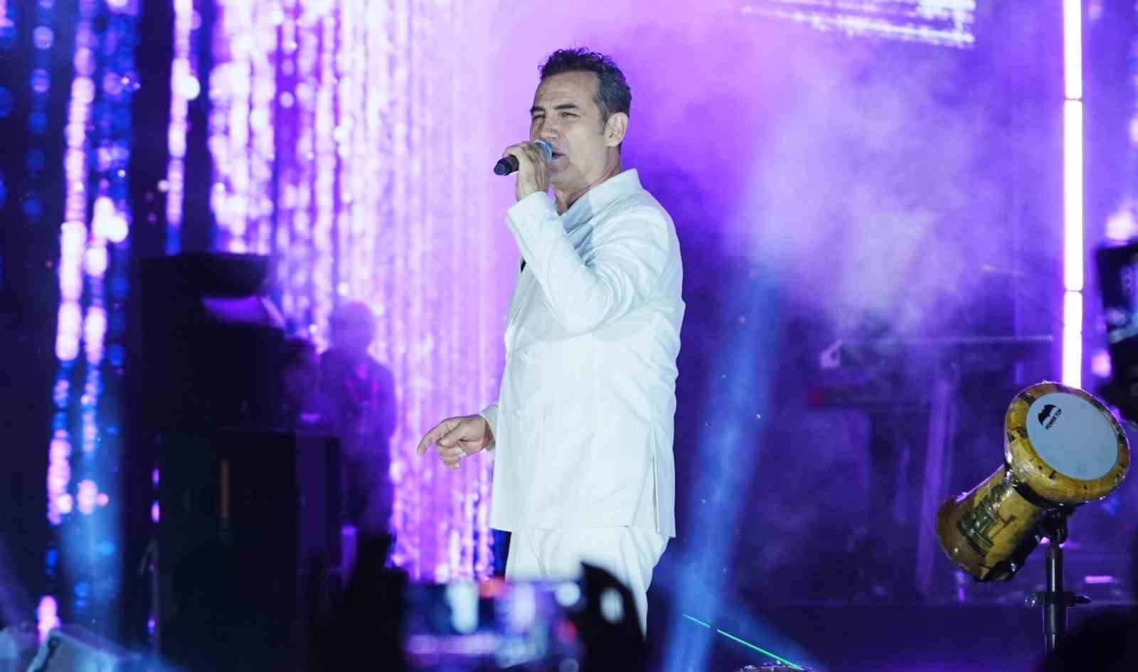 Ferhat Göçer Manisa’yı coşturdu