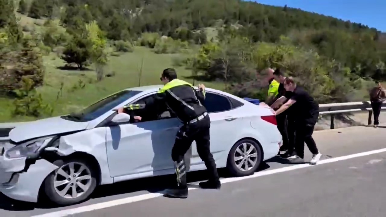 Bolu’da polis ekipleri kaza yapan aracı iterek trafiği rahatlattı
