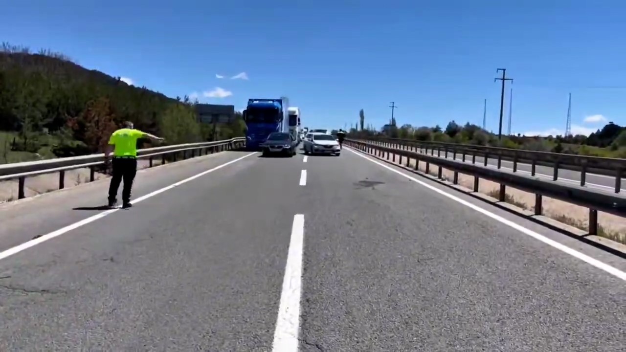 Bolu’da polis ekipleri kaza yapan aracı iterek trafiği rahatlattı