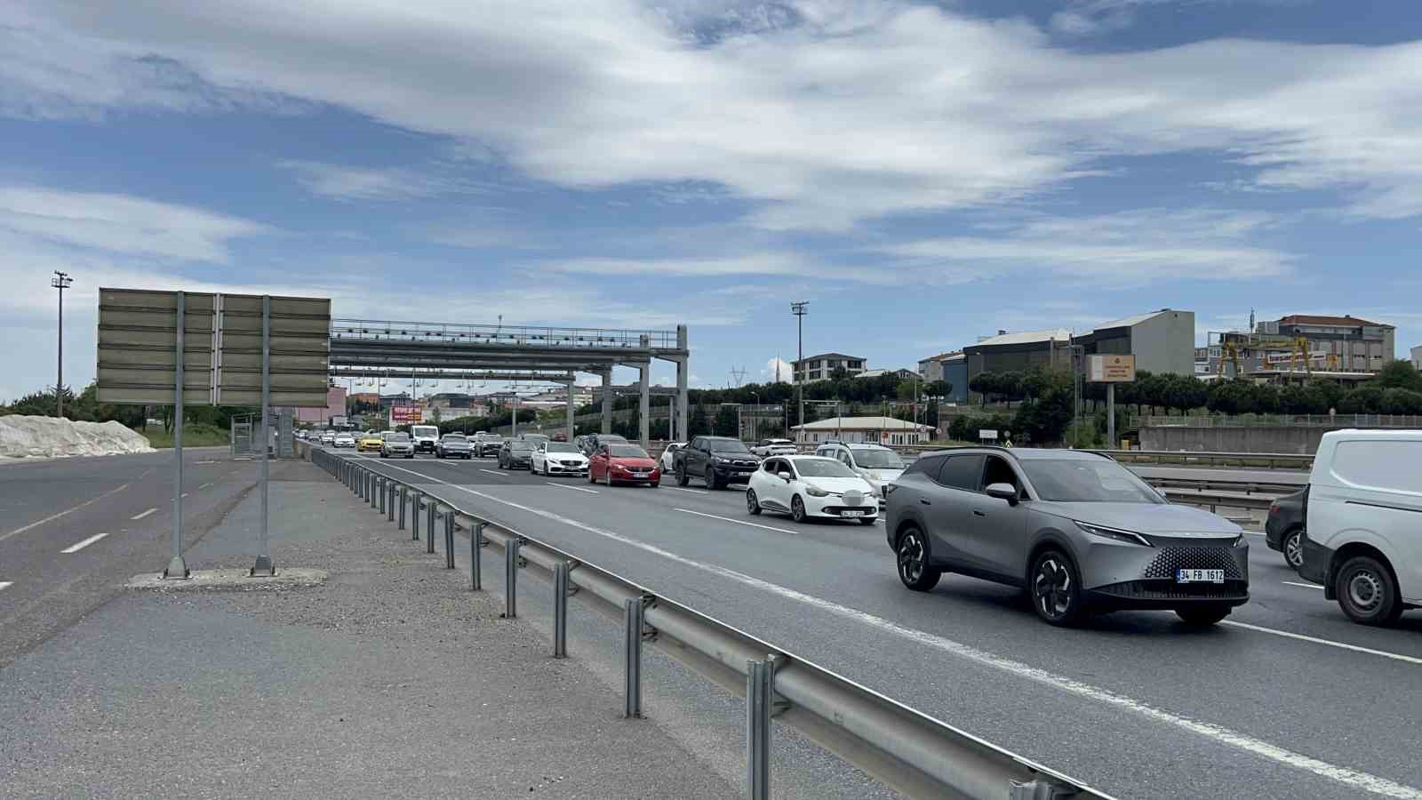 Bayram dönüşü Çamlıca Gişeleri’nde yer yer yoğunluk oluştu