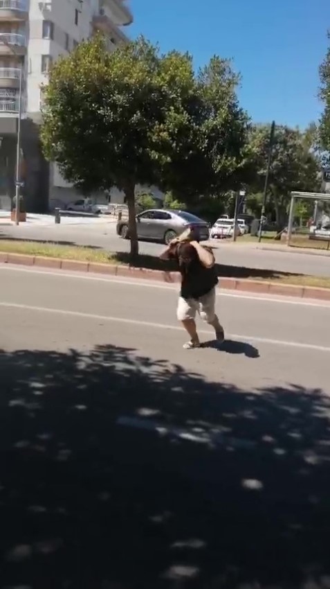 Yolda yürürken kargaların saldırısına uğradı neye uğradığını anlamadı