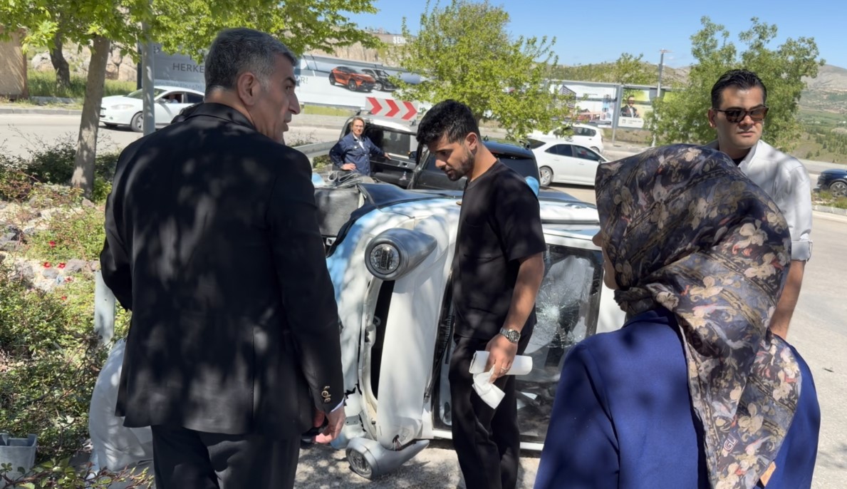 Elazığ’da elektrikli araç devrildi, ilk müdahaleyi milletvekili yaptı