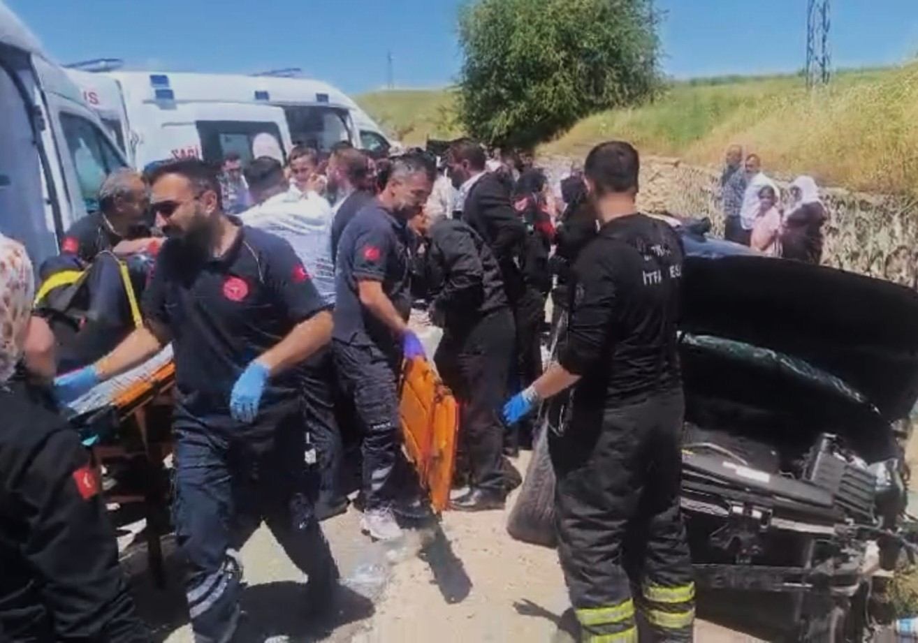 Batman’da istinat duvarına çarparak duran otomobildeki 5 kişi yaralandı