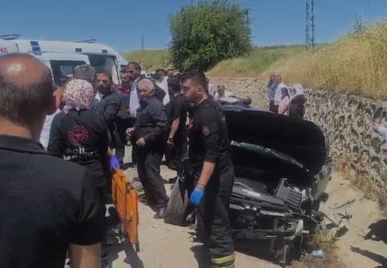 Batman&rsquo;da istinat duvarına &ccedil;arparak duran otomobildeki 5 kişi yaralandı
