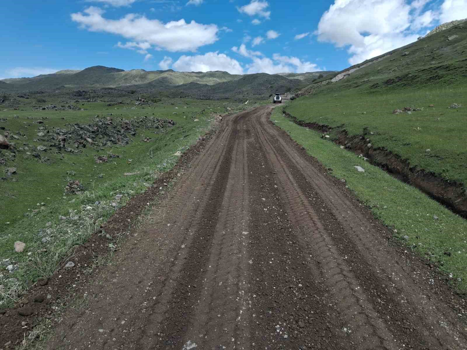 Iğdır’da yayla ve köy yollarında çalışmalar sürüyor