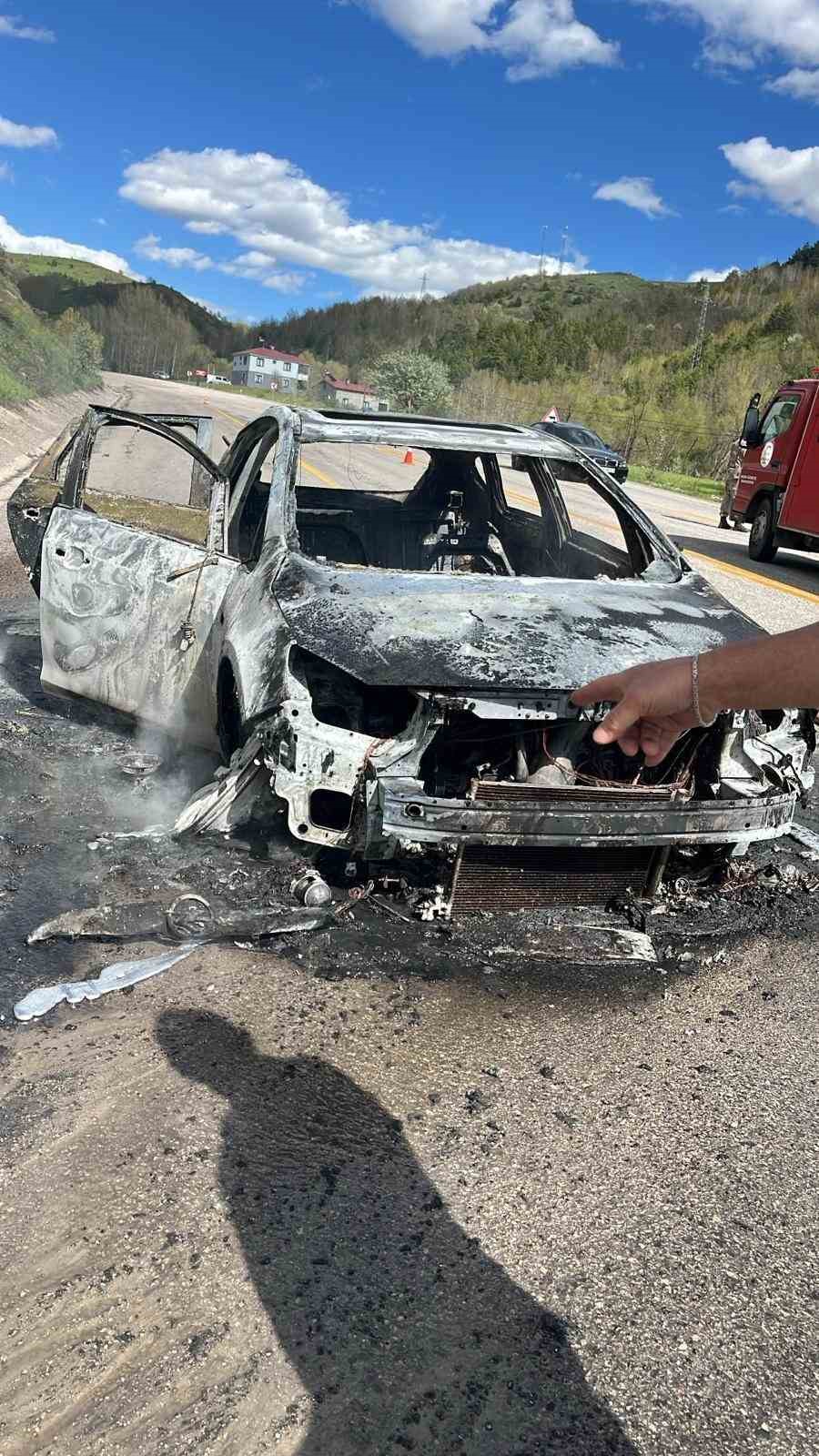 Vauk Dağı&rsquo;nda seyir halindeki otomobil alevlere teslim oldu
