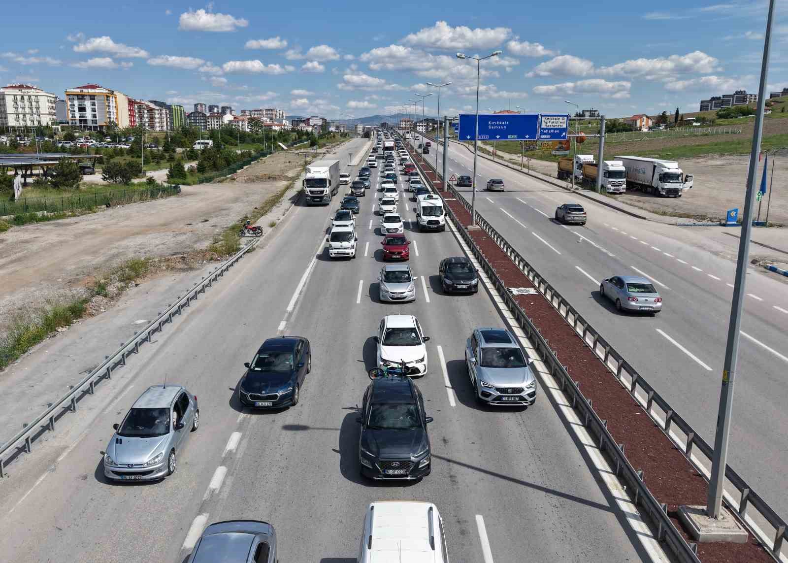 Tatilin son gününde dönüş yoğunluğu arttı: 43 ilin bağlantı noktası havadan görüntülendi