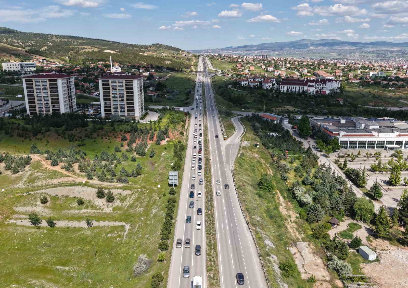 Tatilin son gününde dönüş yoğunluğu arttı: 43 ilin bağlantı noktası havadan görüntülendi