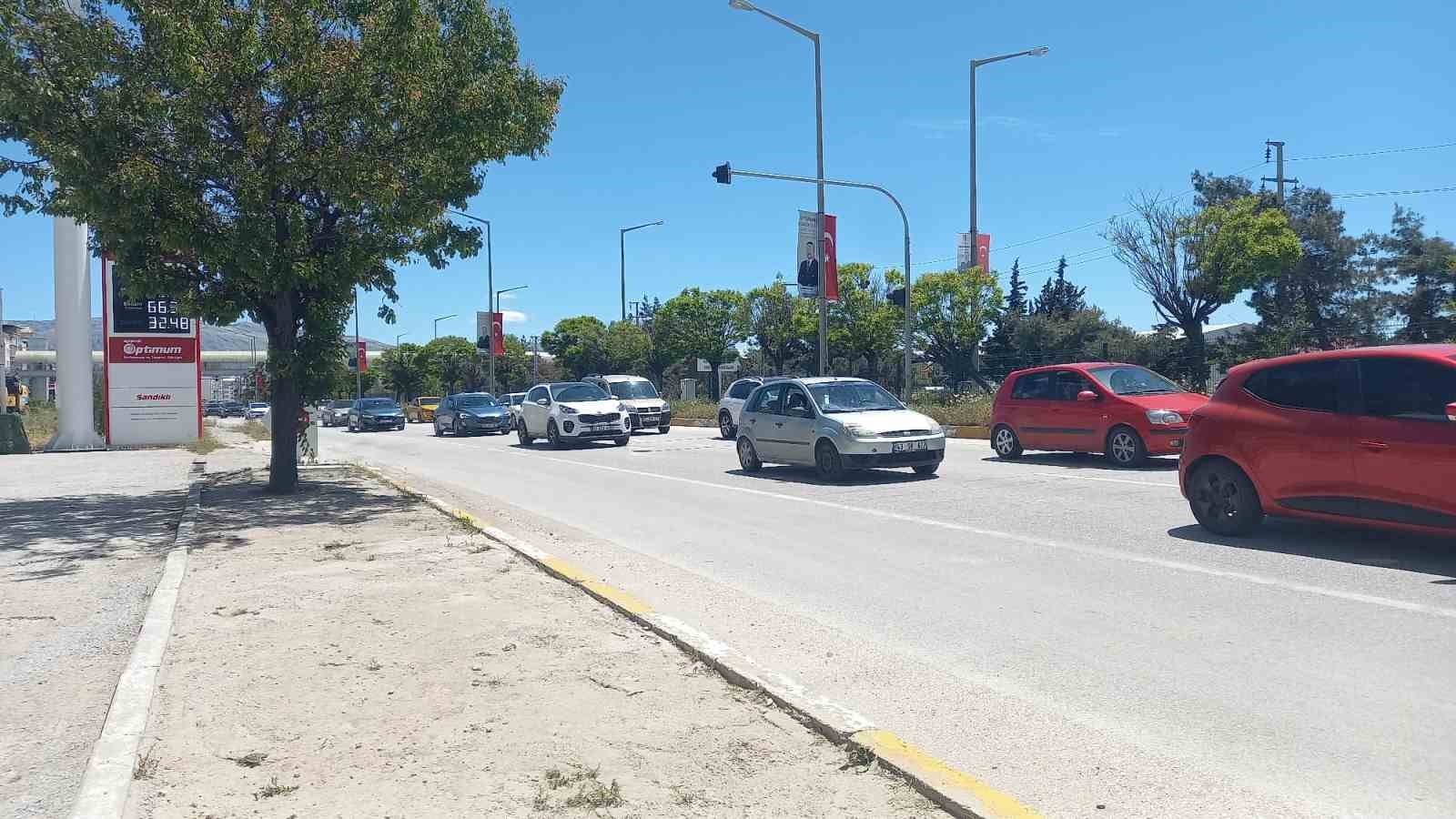 Afyonkarahisar-Antalya yolunda tatilcilerin d&ouml;n&uuml;ş yoğunluğu s&uuml;r&uuml;yor
