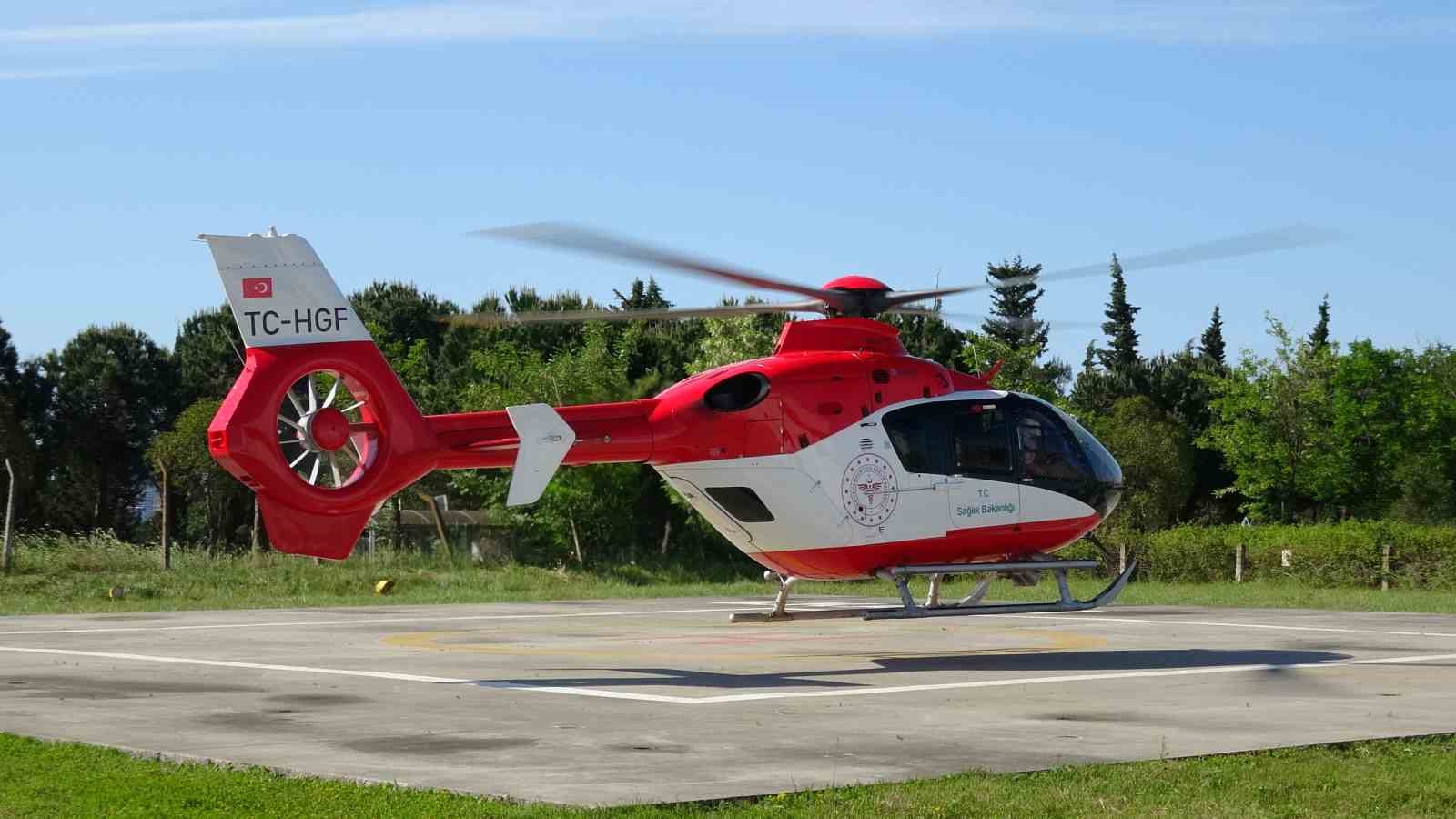 Baltayla odun keserken yaralanan &ccedil;ocuğun imdadına ambulans helikopter yetişti
