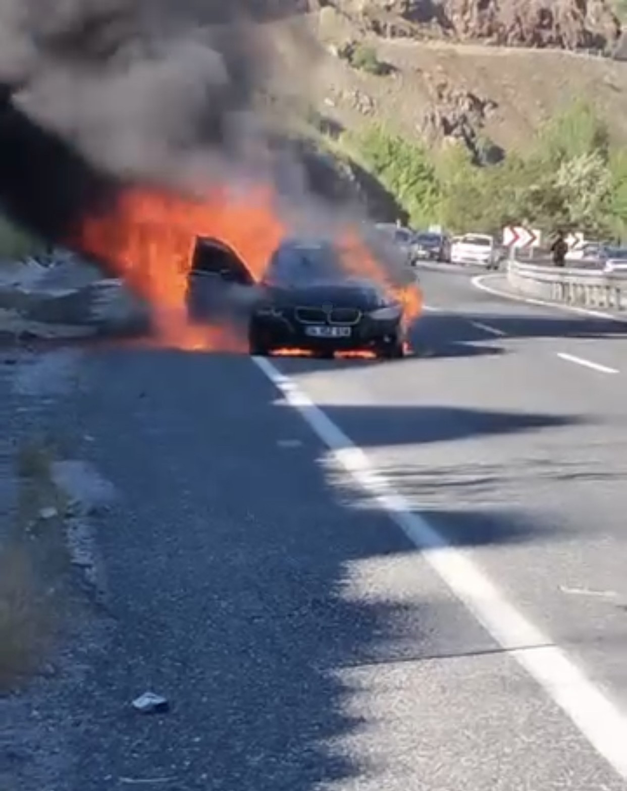 Elazığ’da araç alev topuna döndü