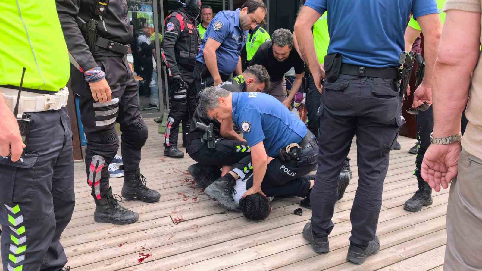 Yol kavgasında kan aktı: 1&rsquo;i ağır 4 kişi bı&ccedil;akla, 1 polis memuru arbede sonucu yaralandı
