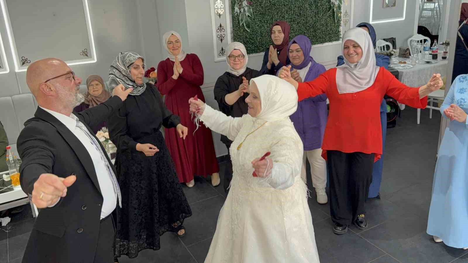 52 yıl sonra hayallerine kavuştular: Kaçarak evlenen çift düğün yaptı
