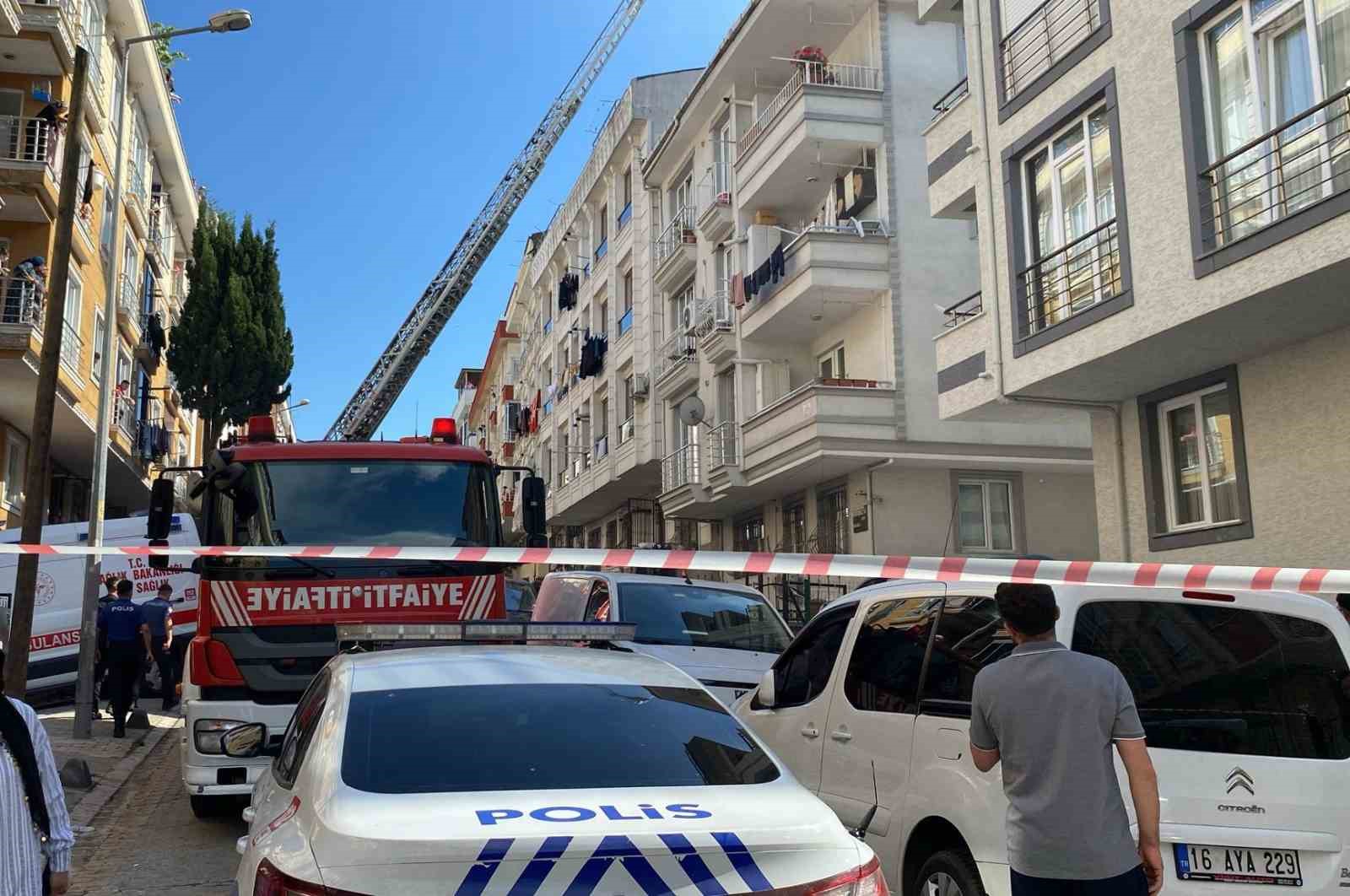 K&uuml;&ccedil;&uuml;k&ccedil;ekmece&rsquo;de korkutan &ccedil;atı yangını
