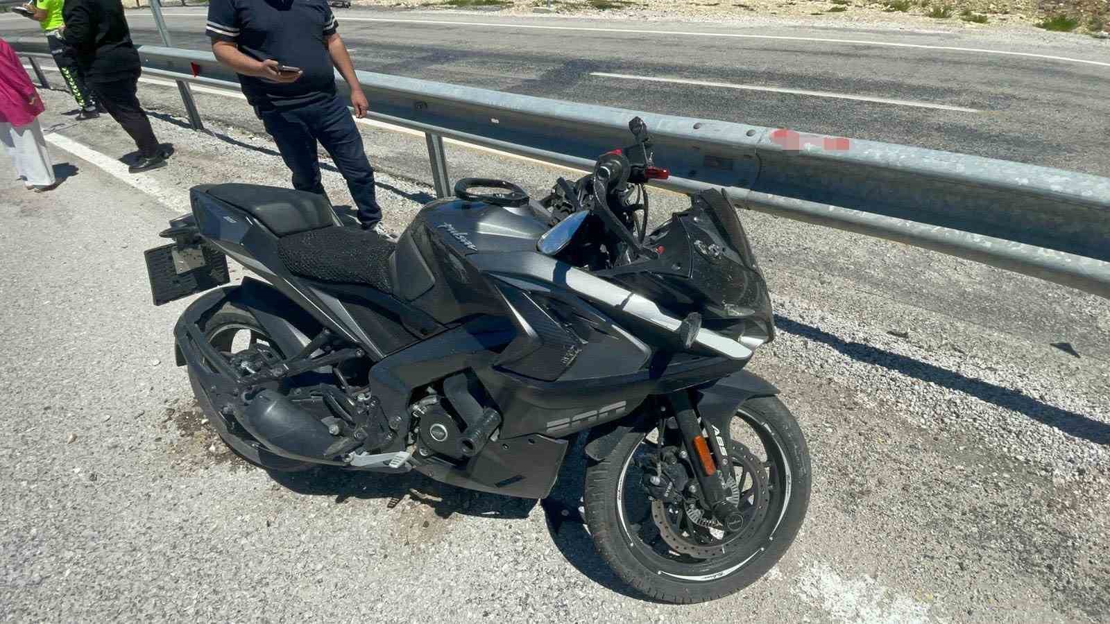 Kontrolden çıkan motosiklet bariyerlere çarptı: 1 yaralı
