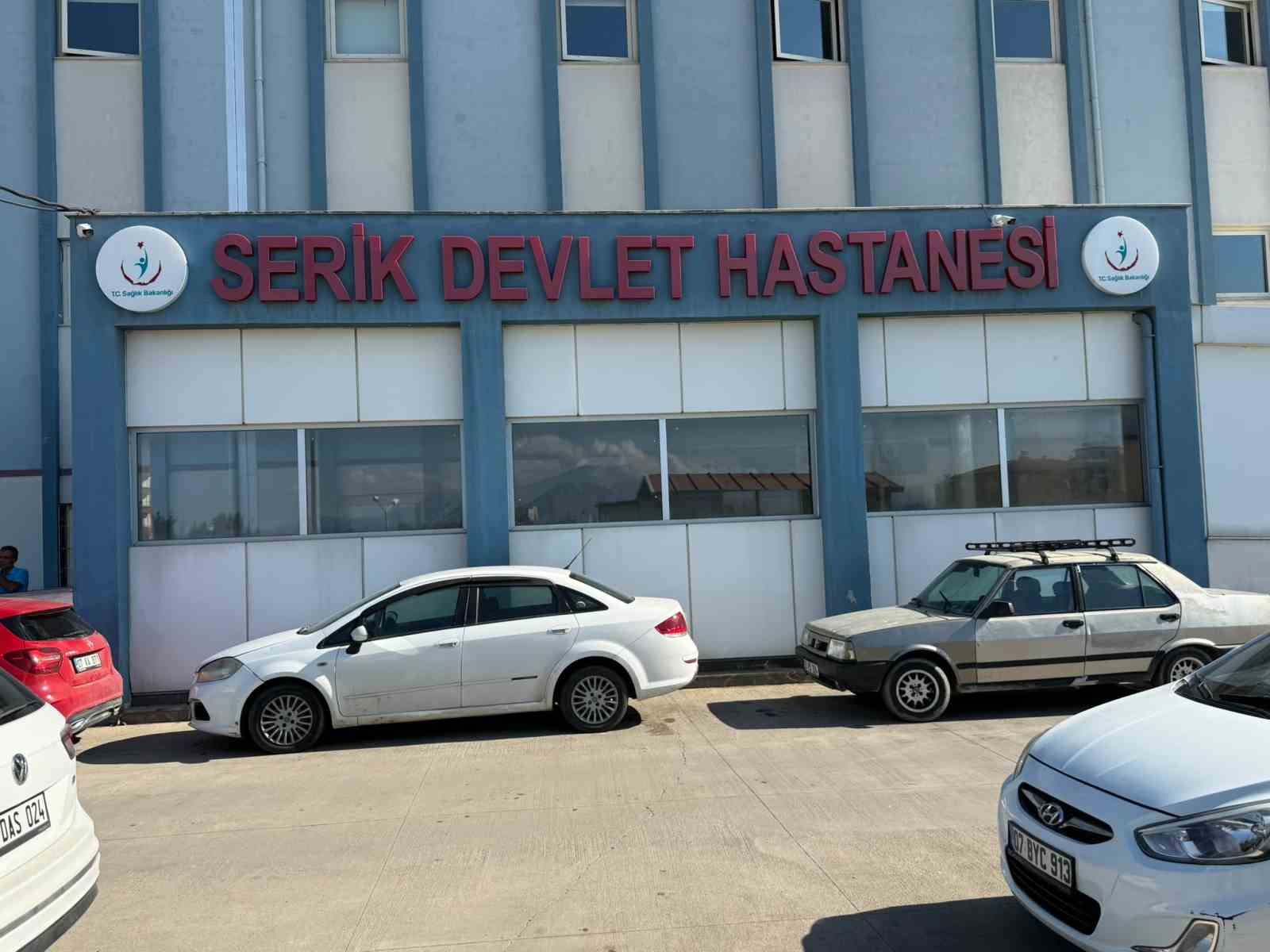 Traktörün altında kalmaktan saniyelerle kurtuldular, kazaya sebep olan sürücü kaçtı