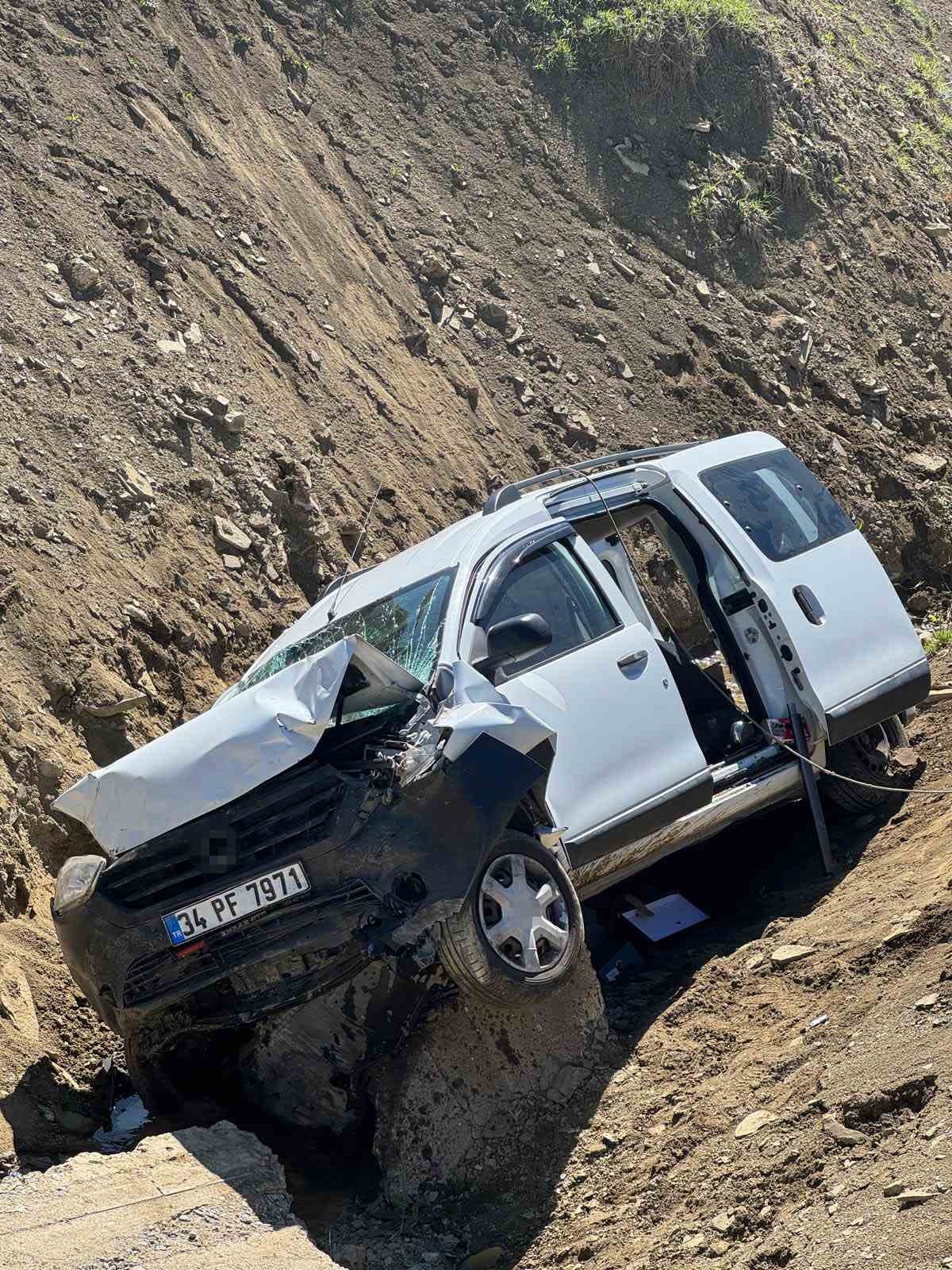 Muş&rsquo;ta &ccedil;aya d&uuml;şen otomobildeki 1 kişi yaralandı
