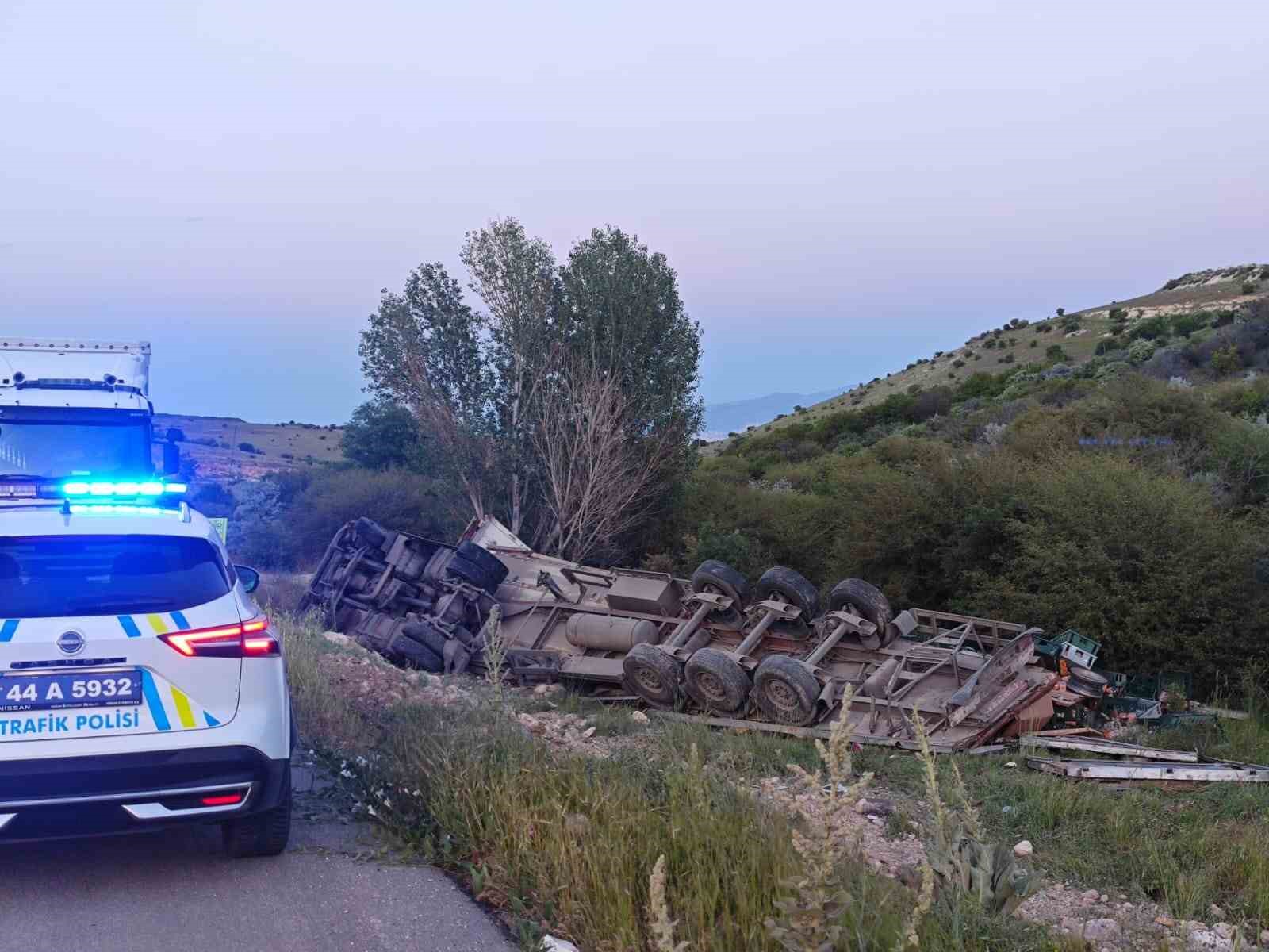 Ekmek y&uuml;kl&uuml; tır şarampole devrildi

