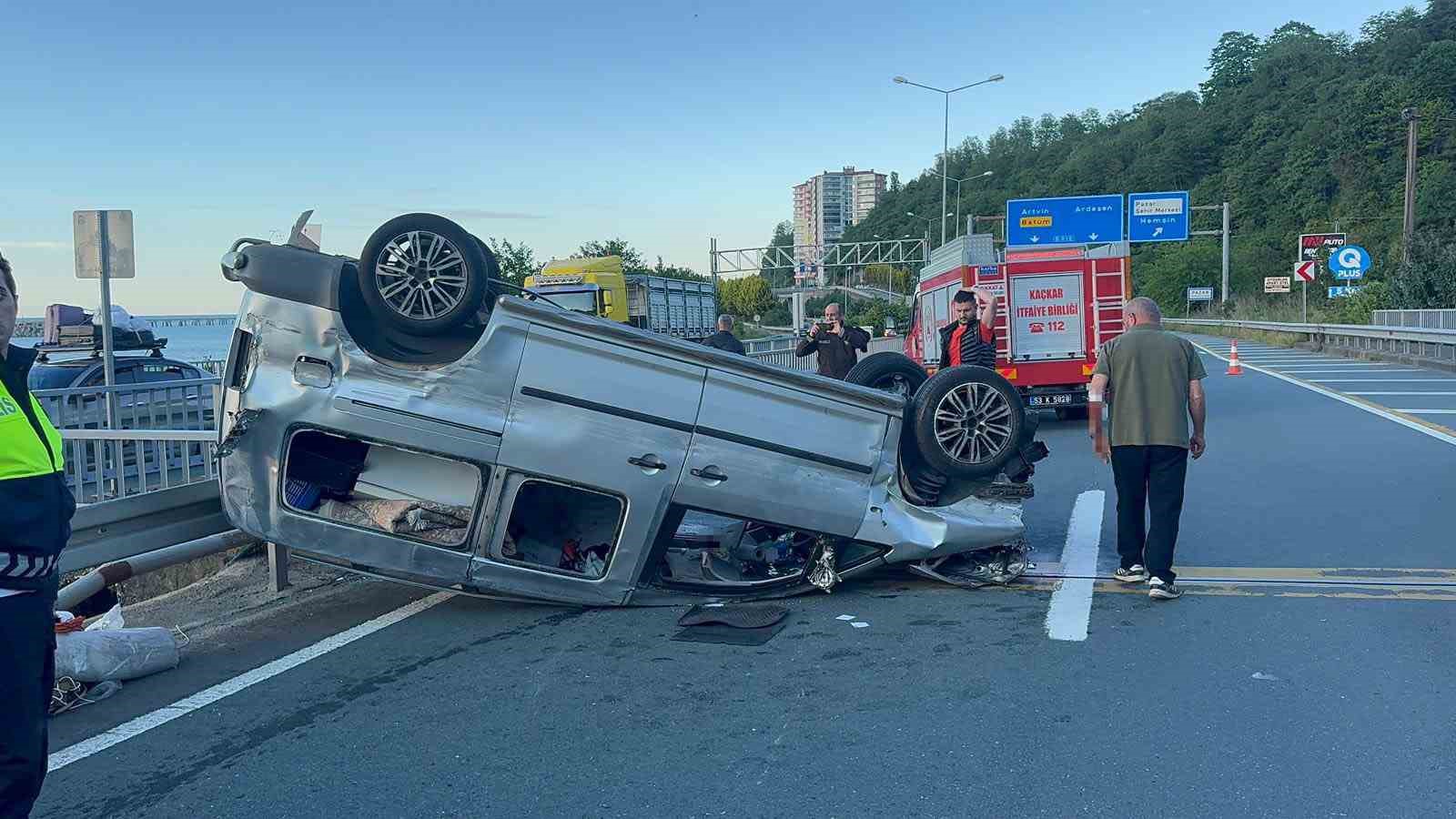 Bariyerlere çarpan otomobil takla atarak sürüklendi: 4 yaralı