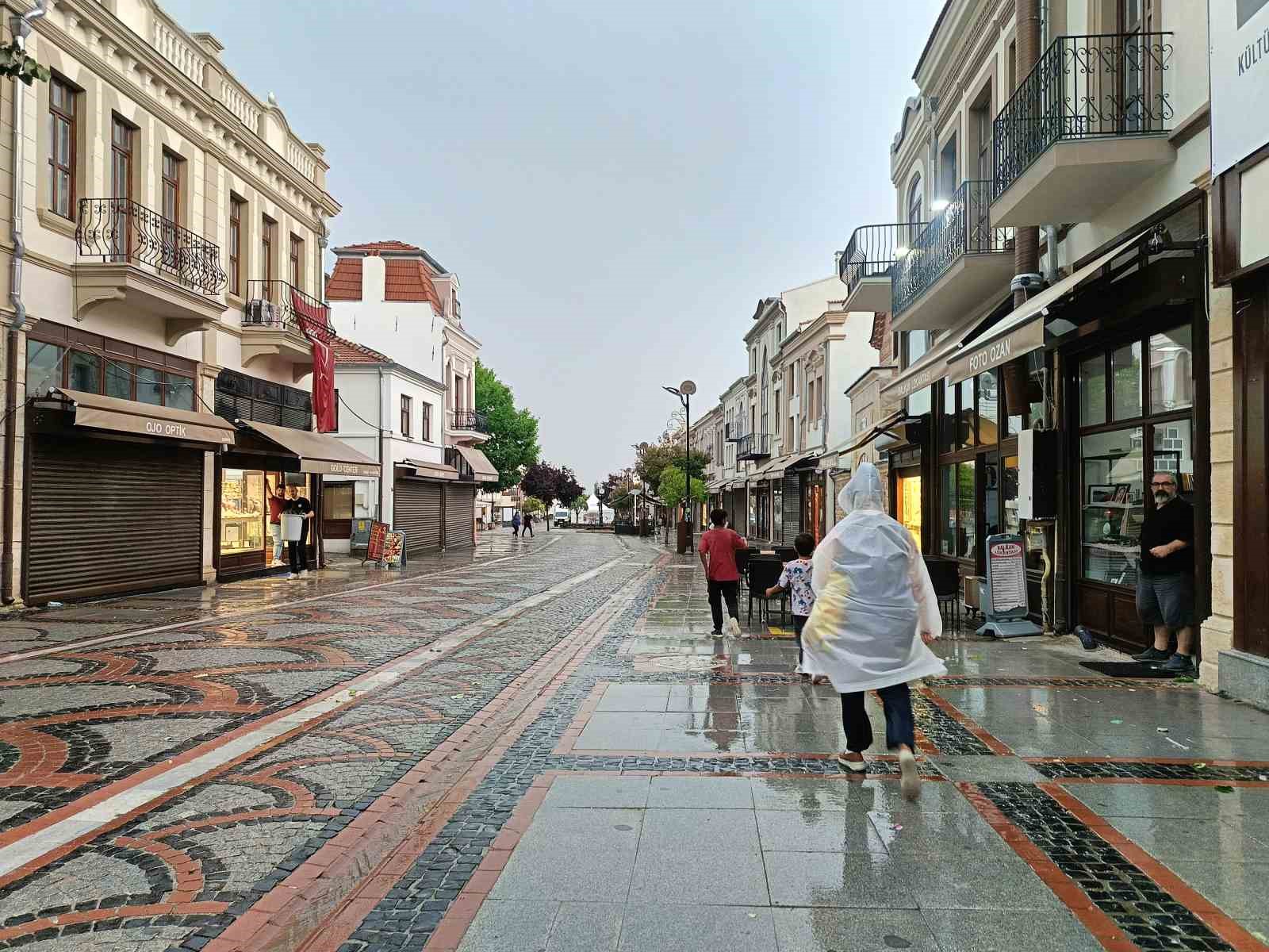 Edirne’de sağanak yağış: Vatandaşlar karton ve poşetle yağmurdan korunmaya çalıştı