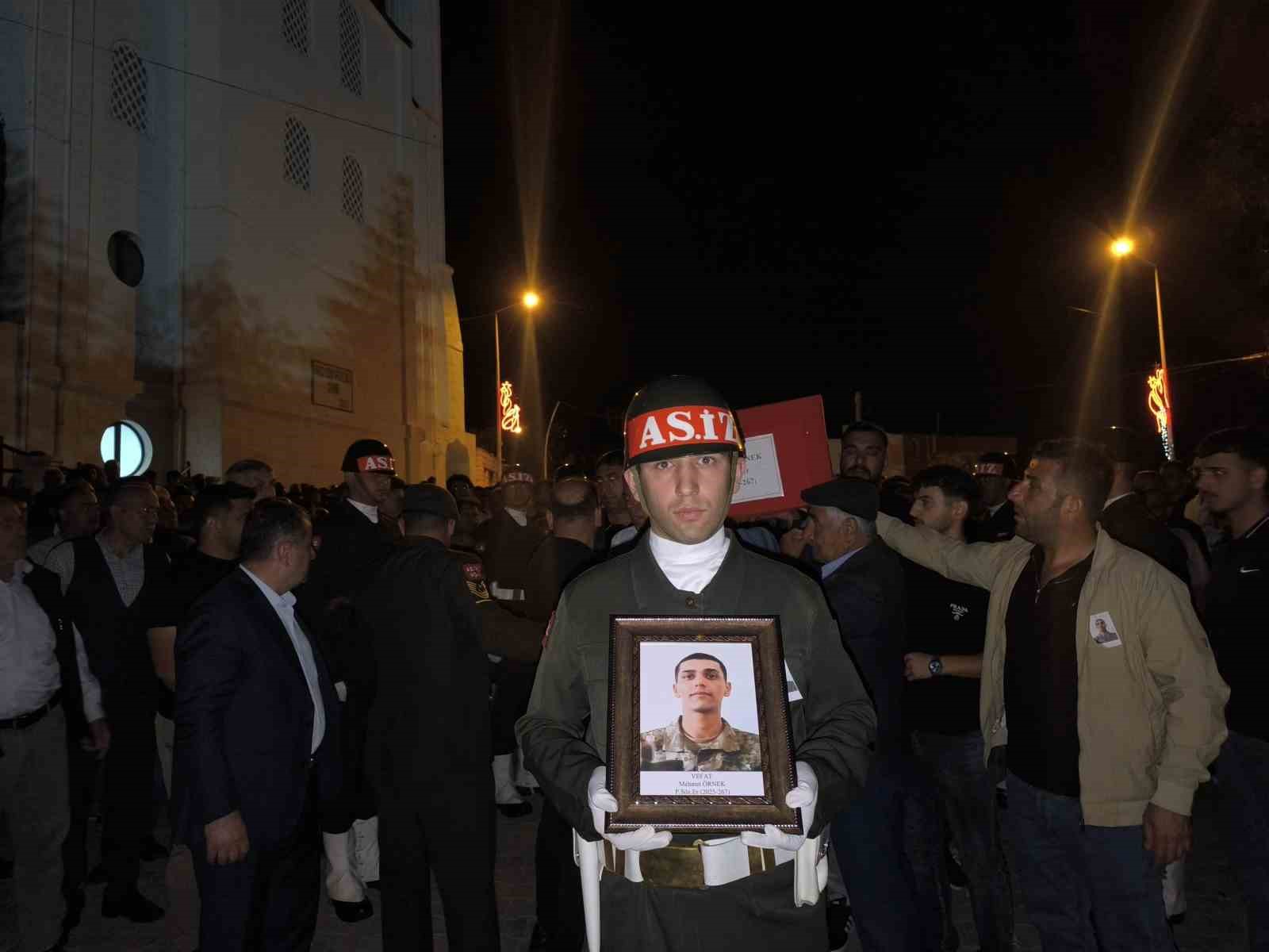 Hatay’da kazada hayatını kaybeden sözleşmeli er Siirt’te son yolculuğuna uğurlandı