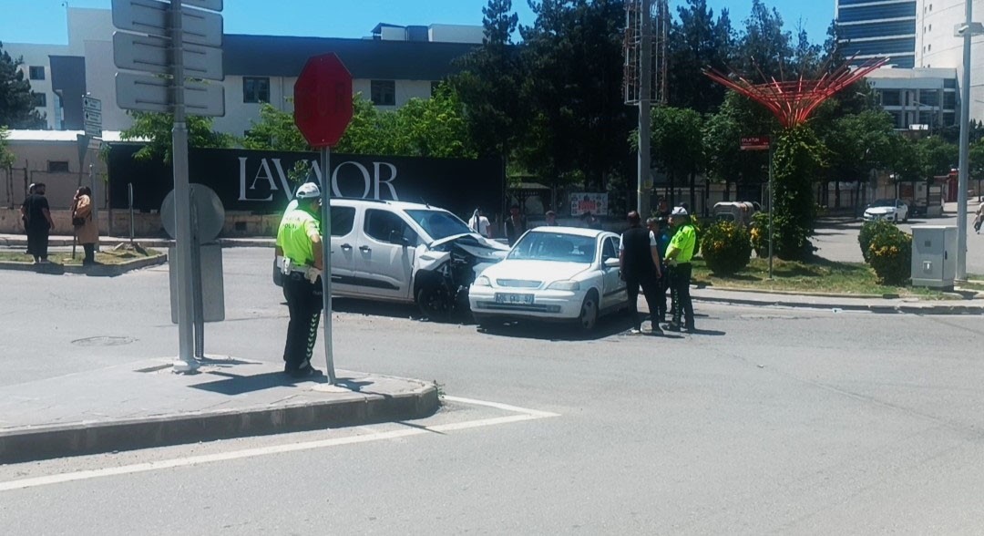 Batman’da hafif ticari araç ile otomobil çarpıştı: 3 yaralı