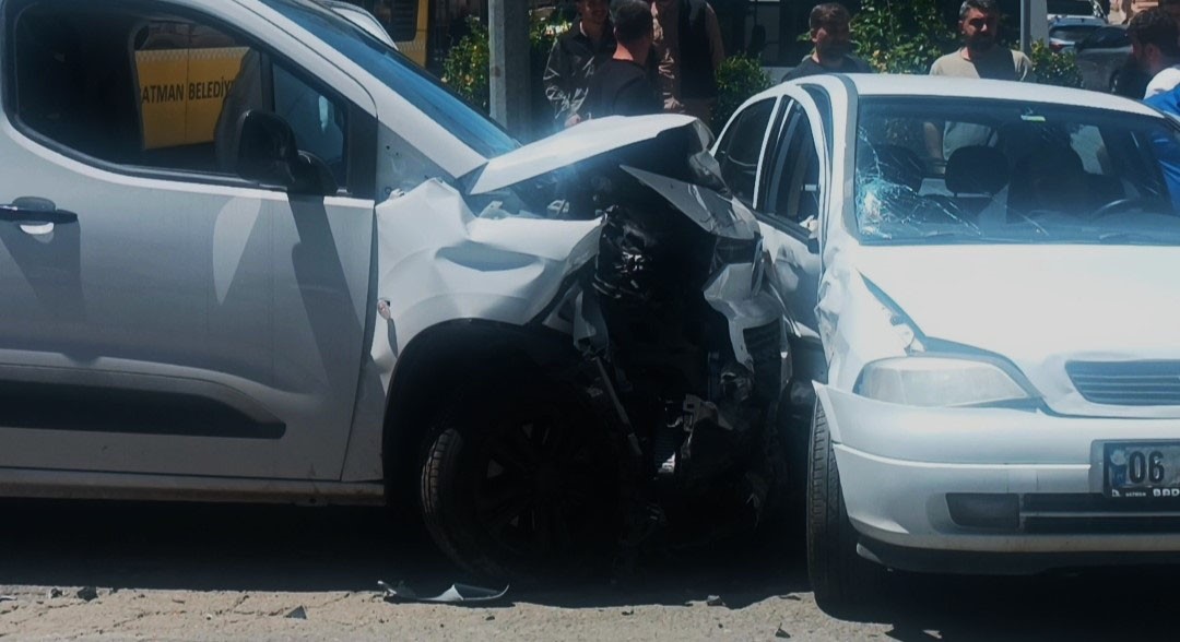 Batman’da hafif ticari araç ile otomobil çarpıştı: 3 yaralı