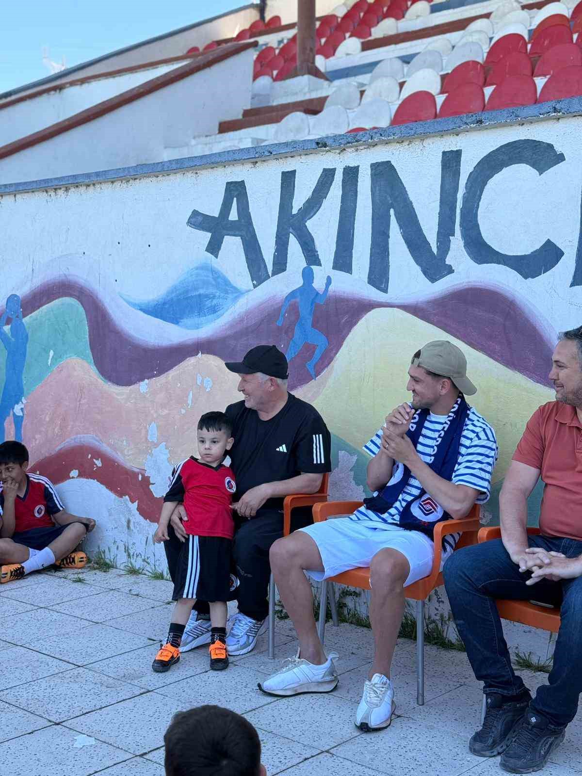 Cengiz &Uuml;nder, memleketi Balıkesir&rsquo;de gen&ccedil; sporcularla buluştu
