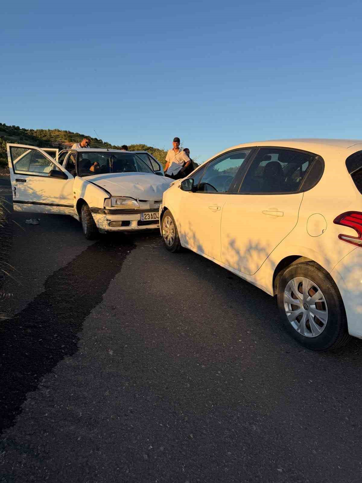 Gercüş’te otomobiller çarpıştı: 12 yaralı