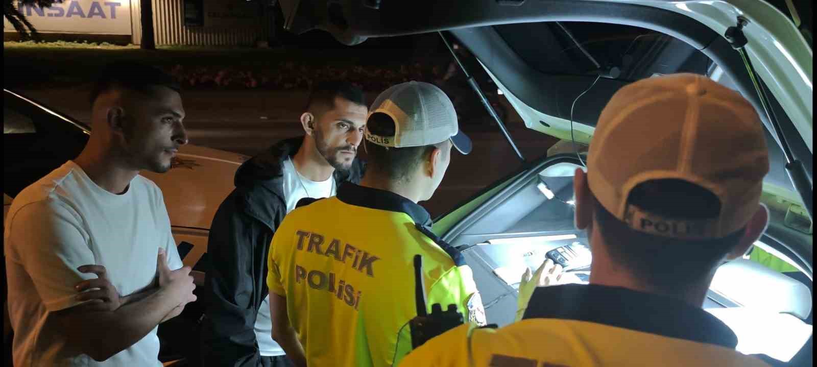 Camdan sarkarak trafiği tehlikeye atan genç polis denetimine takıldı
