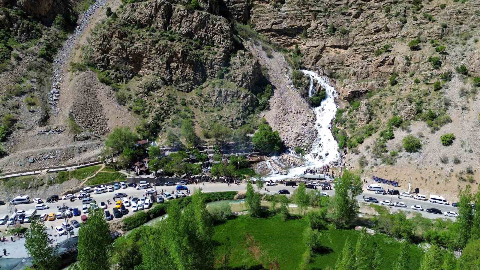 Kanispi Şelalesi bayramda ziyaretçi akınına uğradı