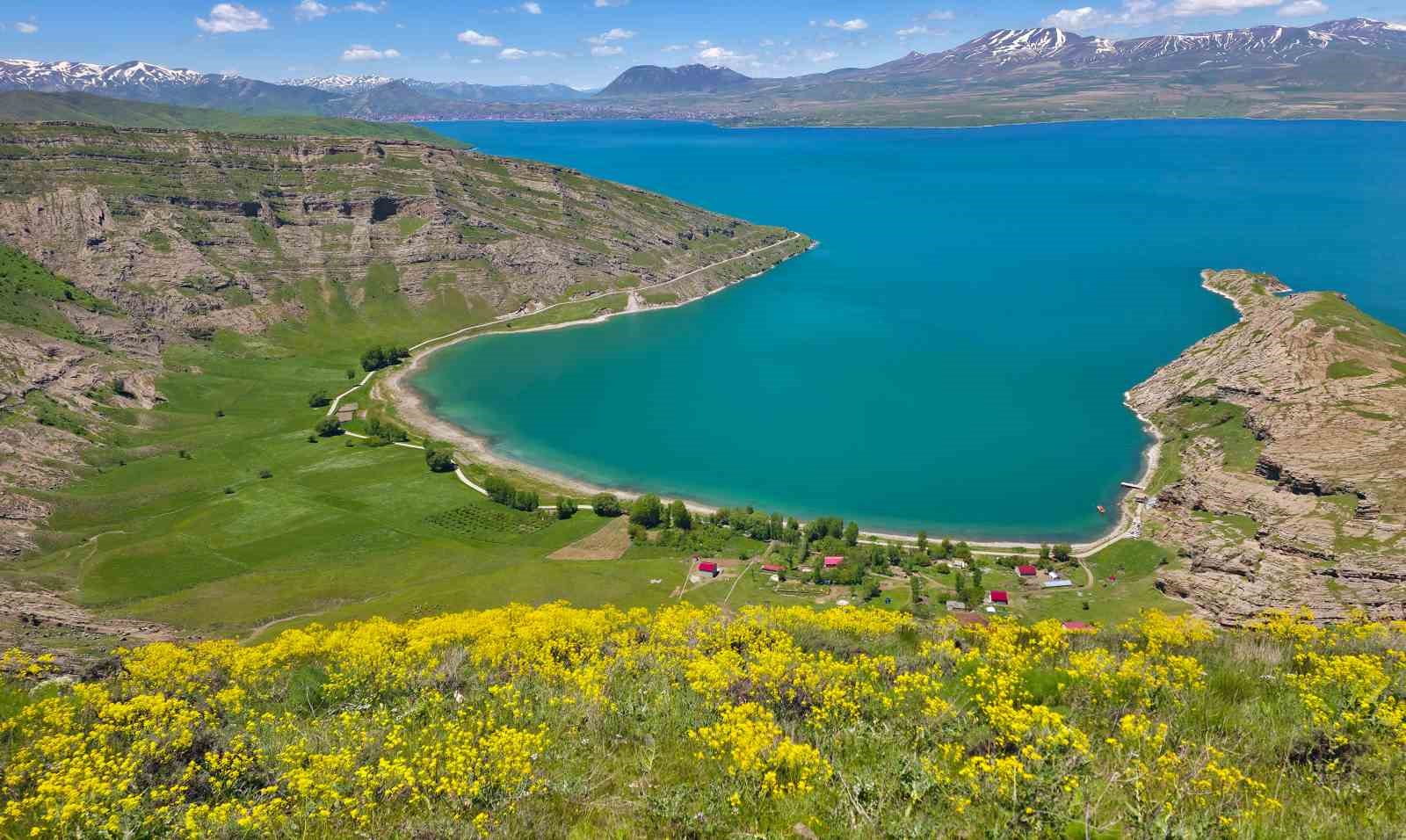 Van Gölü’nün kıyısındaki turizm cenneti: İncekaya köyü