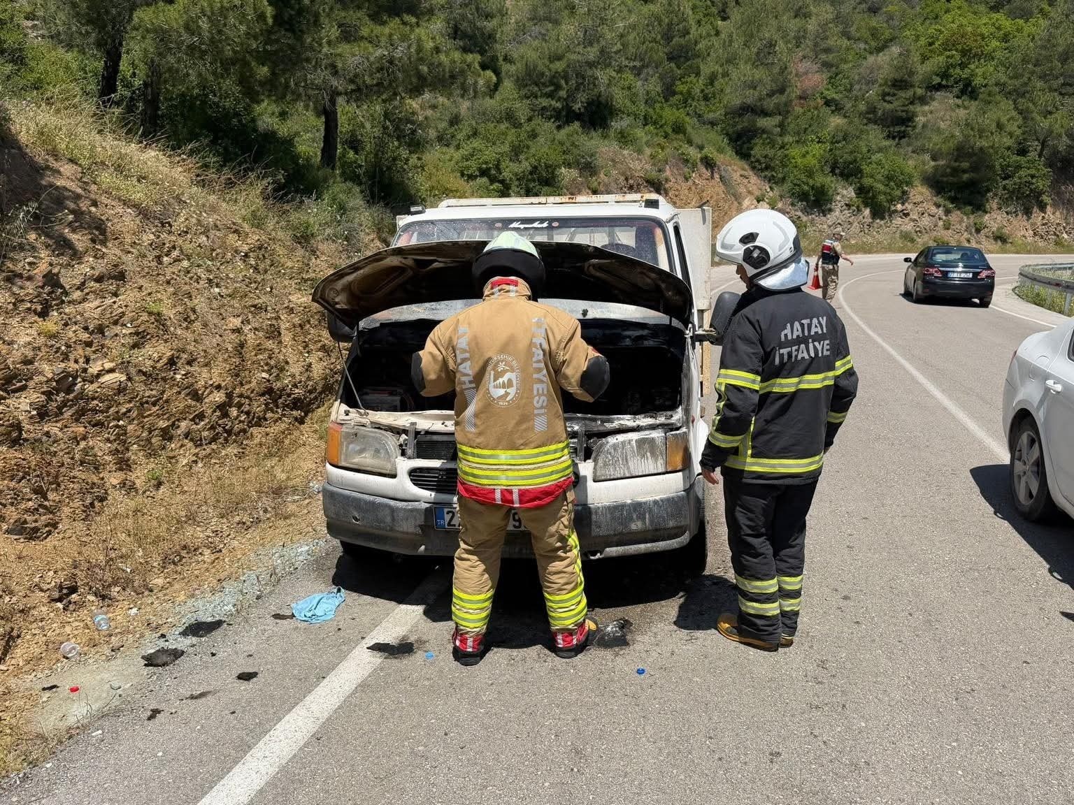 Hatay’da seyir halindeki otomobil alevlere teslim oldu
