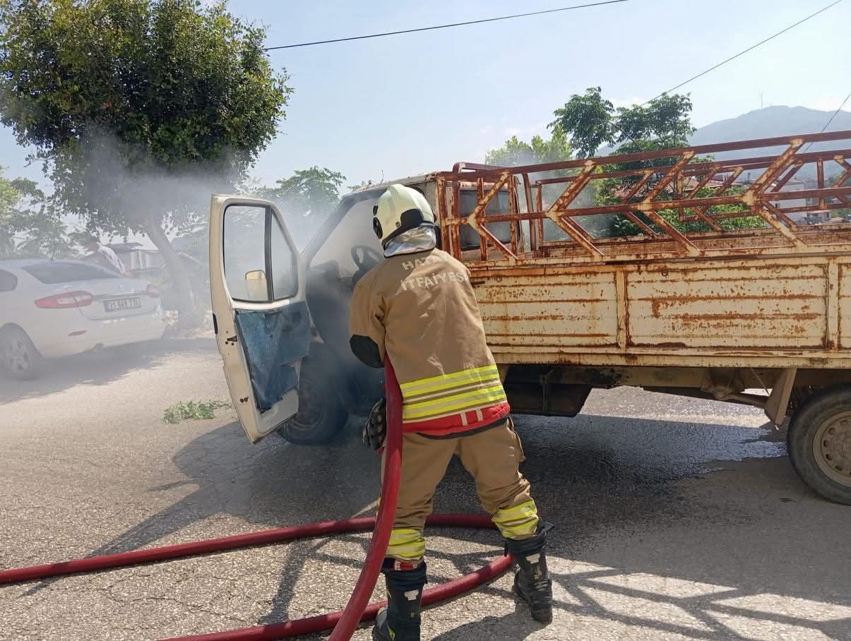Hatay’da seyir halindeki kamyonet alevlere teslim oldu