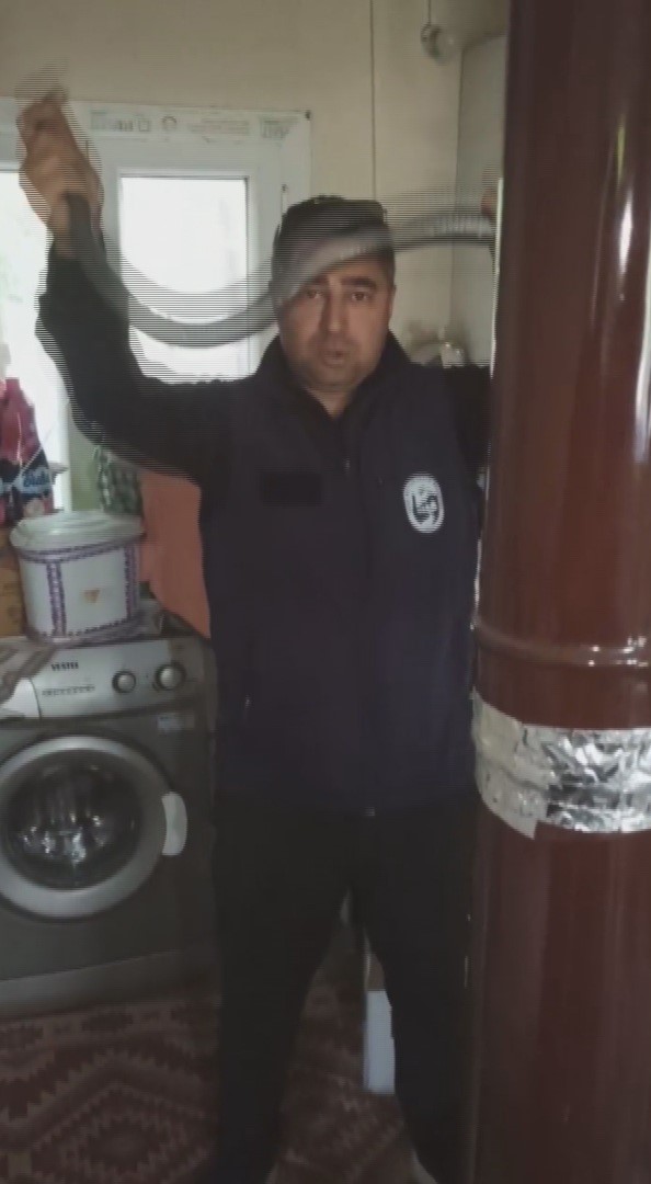 Hatay&rsquo;da yaşlı kadının evine giren yılanı yakalayan Yılancı Kemal &lsquo;Sevgili karayılan insanlardan uzak dur&rsquo; s&ouml;zleriyle doğaya saldı
