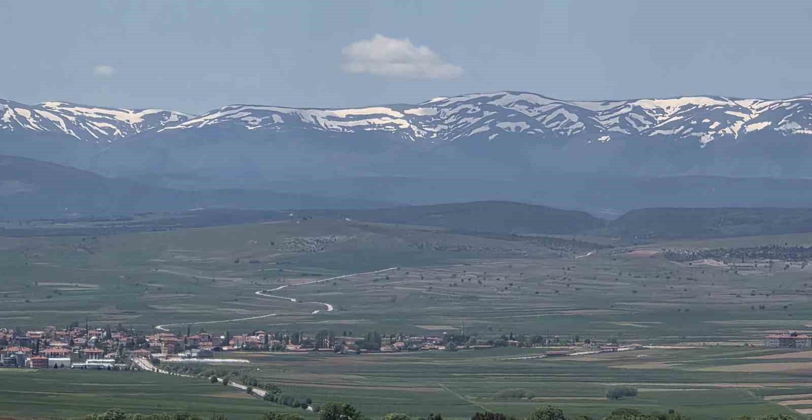 Kütahya’da kartpostallık manzara zirvede kar, ovada bahar