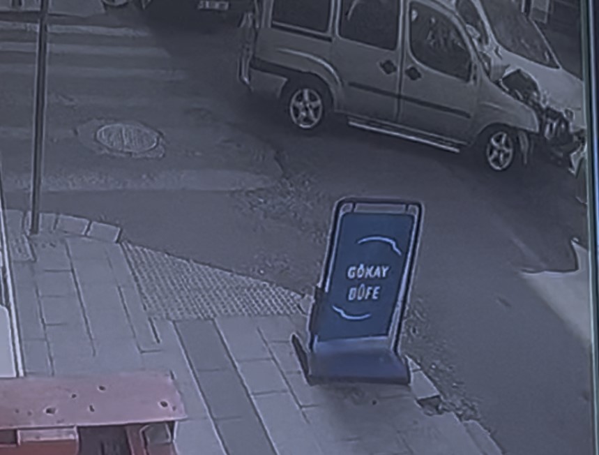 Ters yönden çıkan aracın kazaya karıştığı anlar kamerada