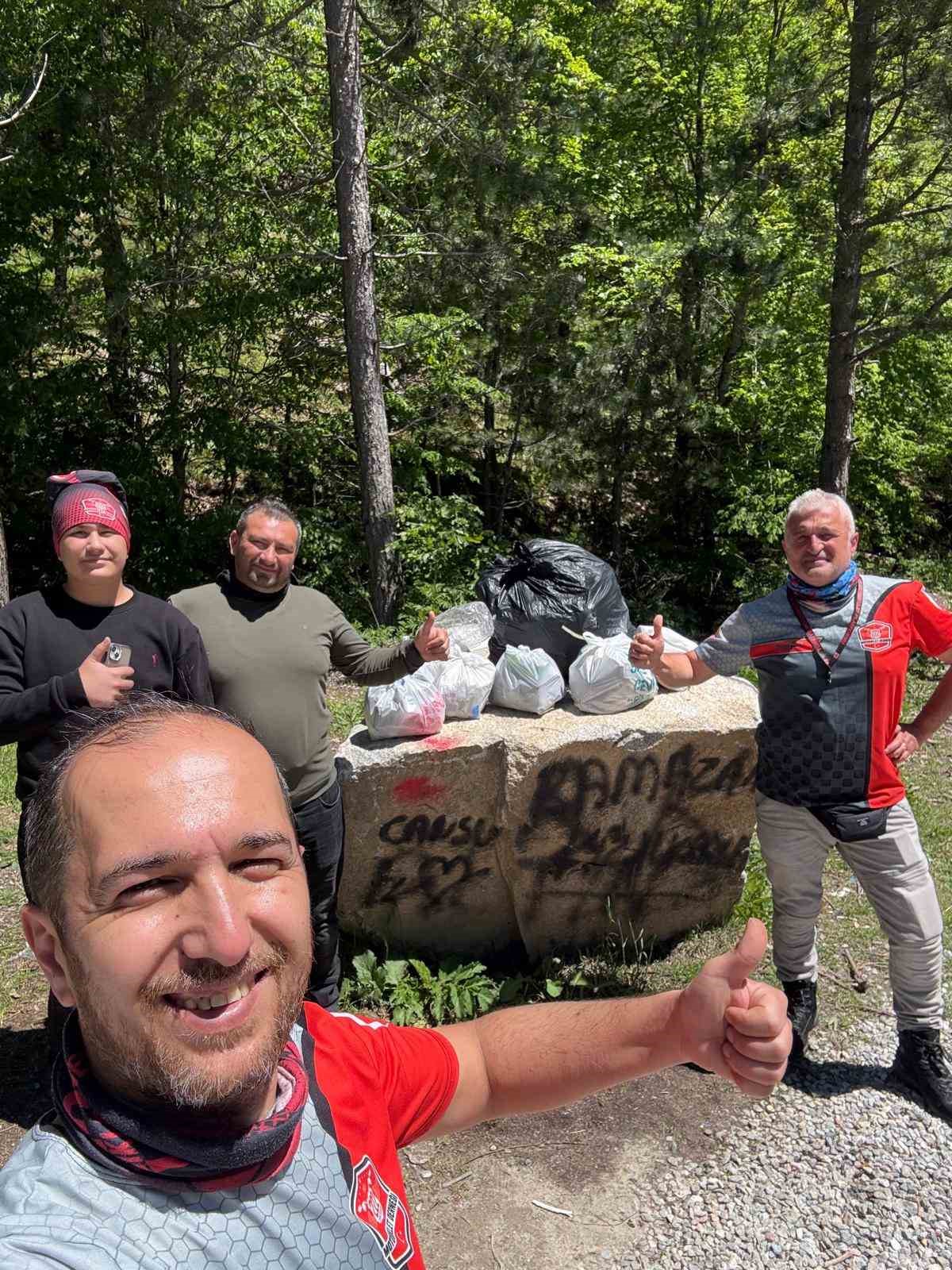 Kütahya’da kirlenen mesire alanını Eskişehirli motosiklet grubu temizledi