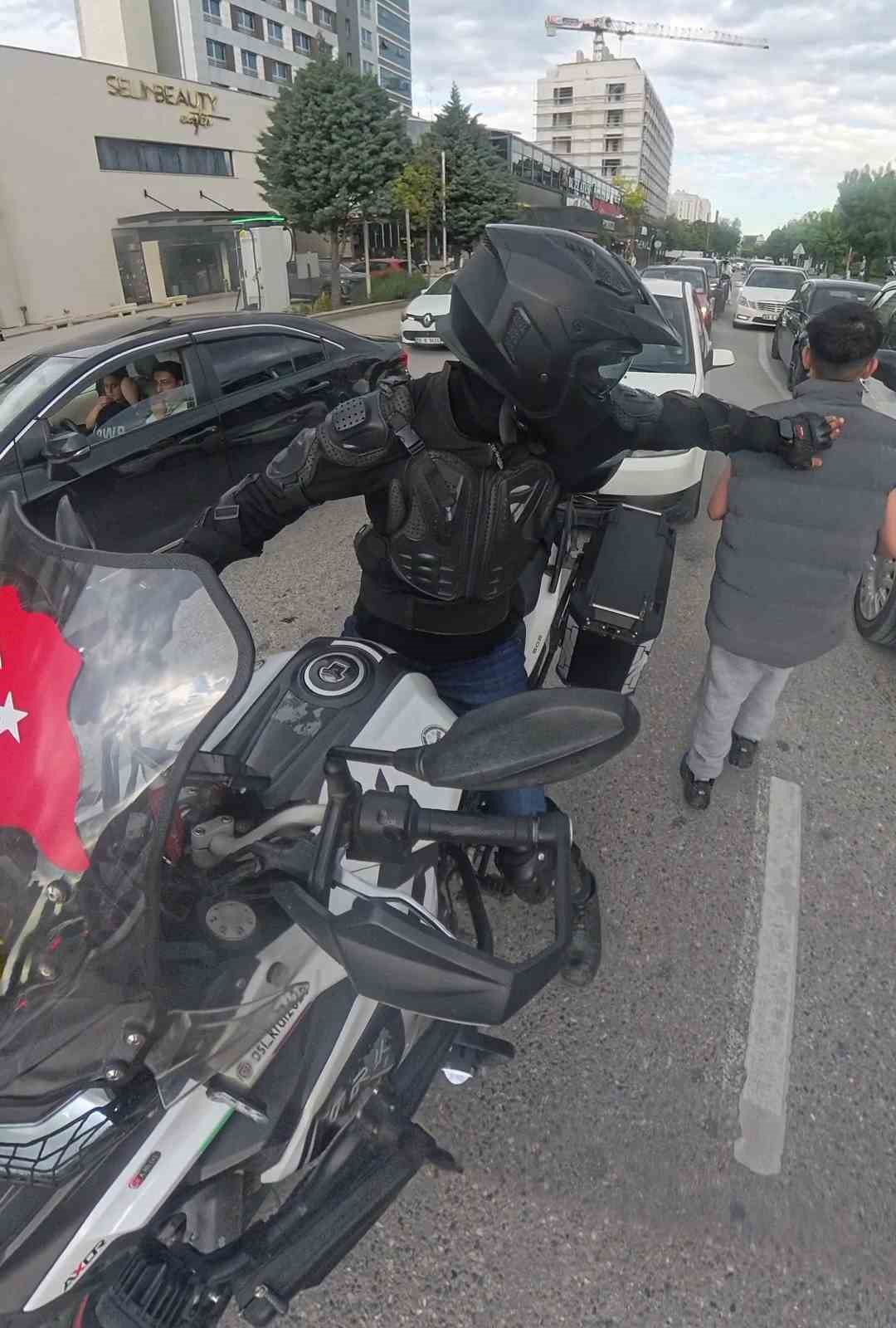 Su satan &ccedil;ocuk, camında T&uuml;rk bayrağı olan motosikletliye su hediye etmek istedi
