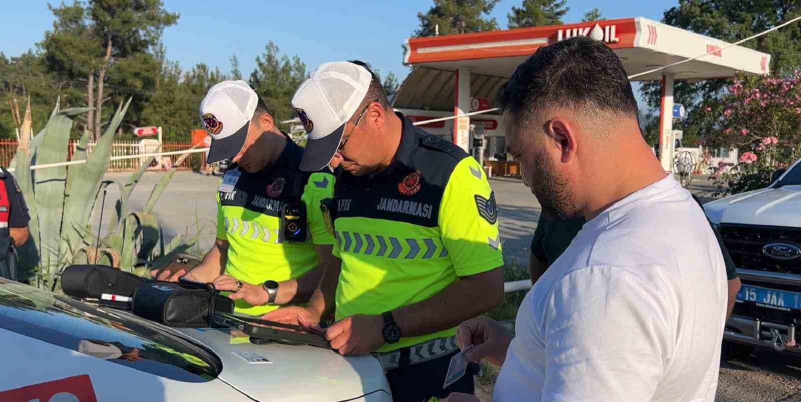 Isparta-Antalya kara yolunda jandarmadan kesintisiz denetim
