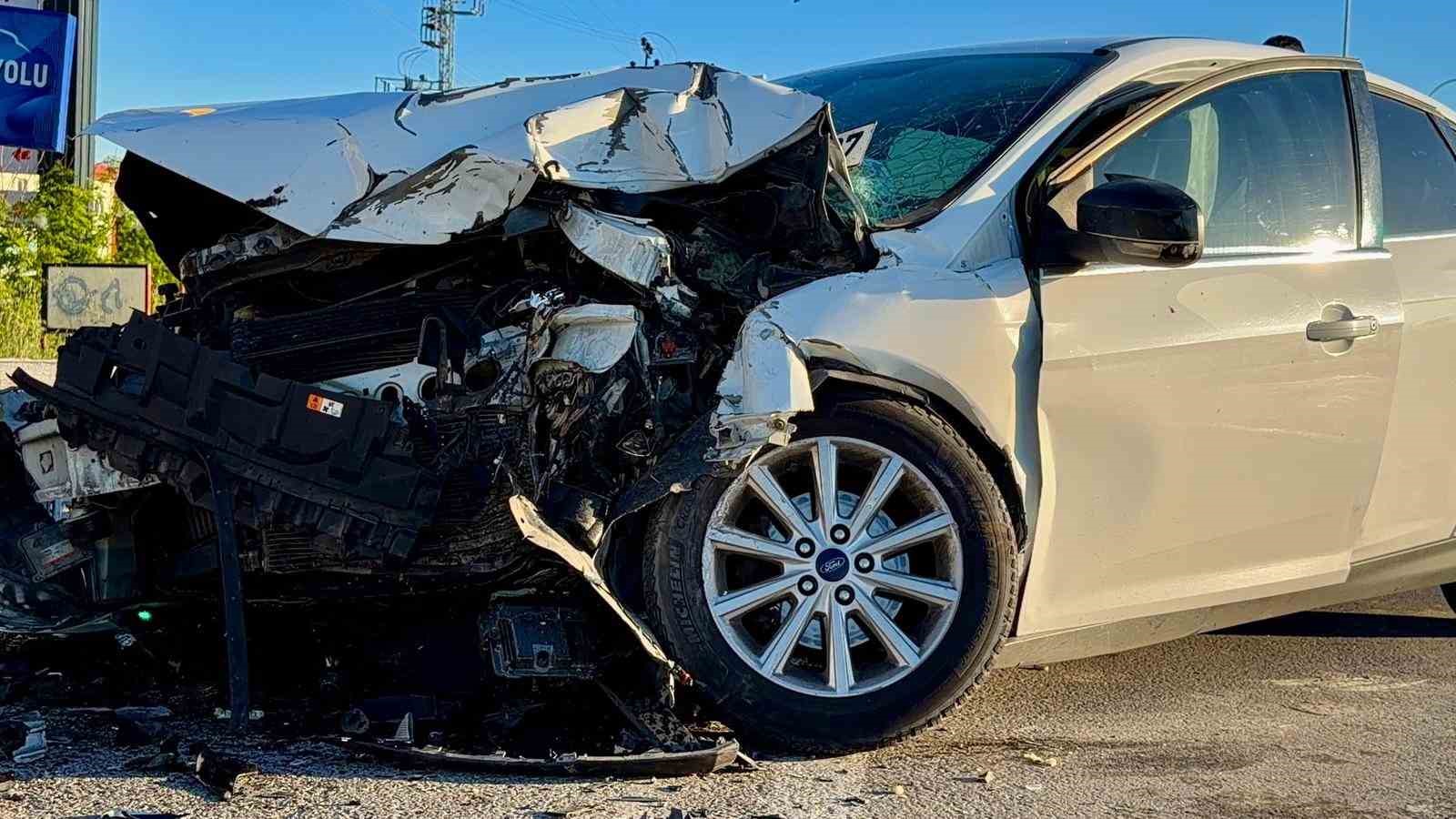 Otomobilin tur otob&uuml;s&uuml;ne &ccedil;arptığı kazada faciadan d&ouml;n&uuml;ld&uuml;
