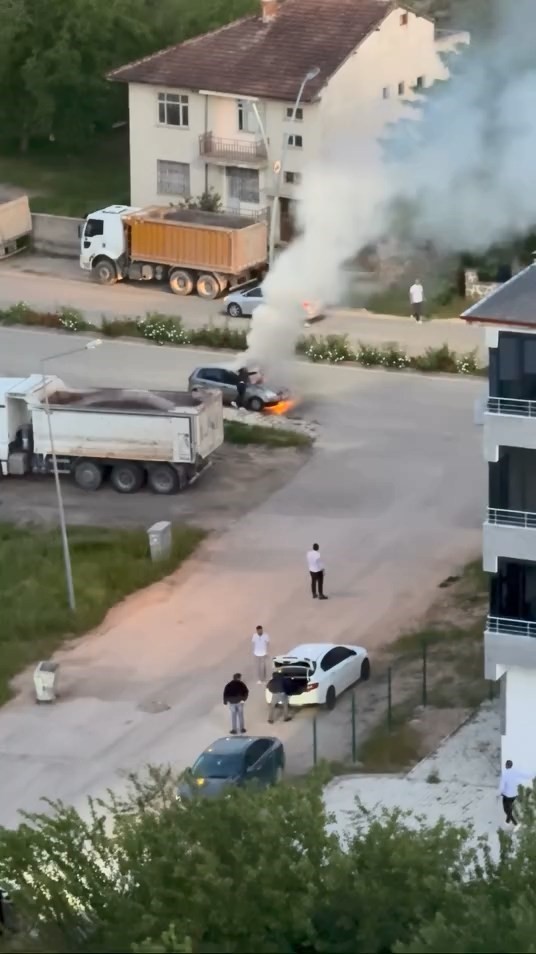 Elazığ’da park halindeki araç alev alev yandı
