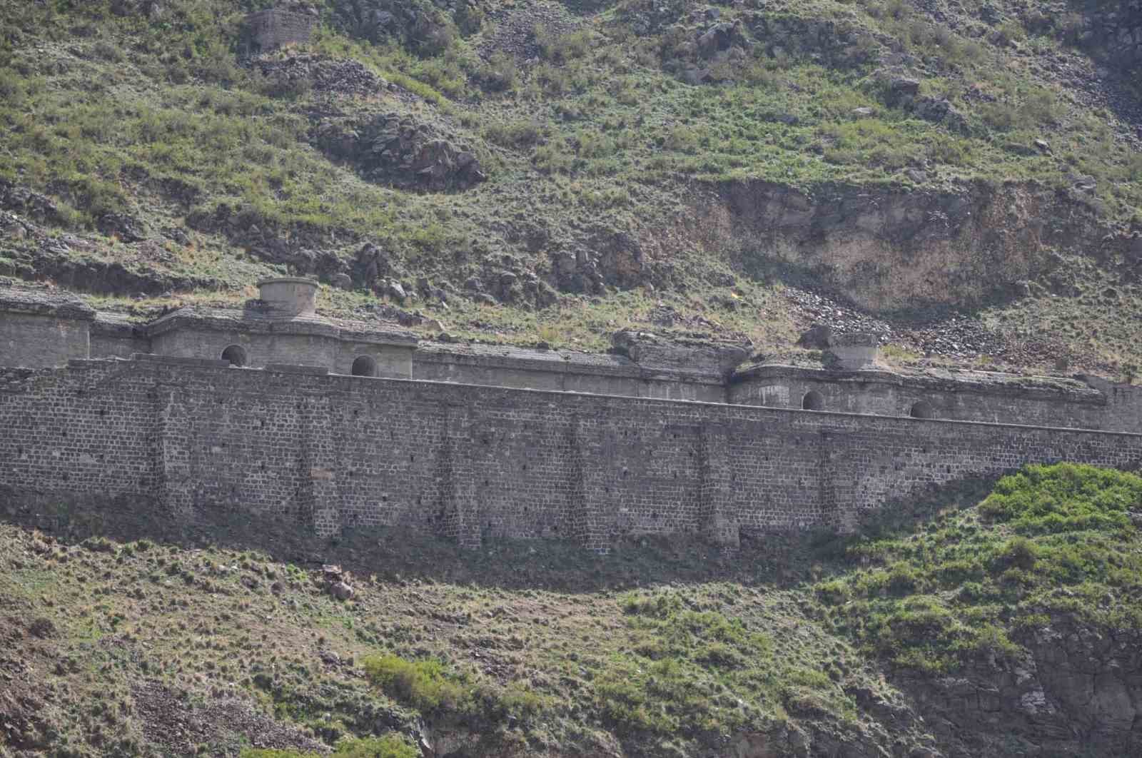 Tarihe terk edilen miras: Kars’taki tabyalar hayvan barınağına dönüştü