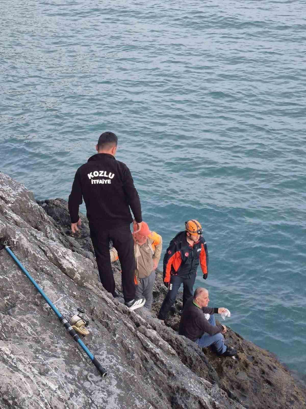 Balık tutmak isterken kayalıklardan düşen adamı ekipler ve balıkçı teknesi kurtardı