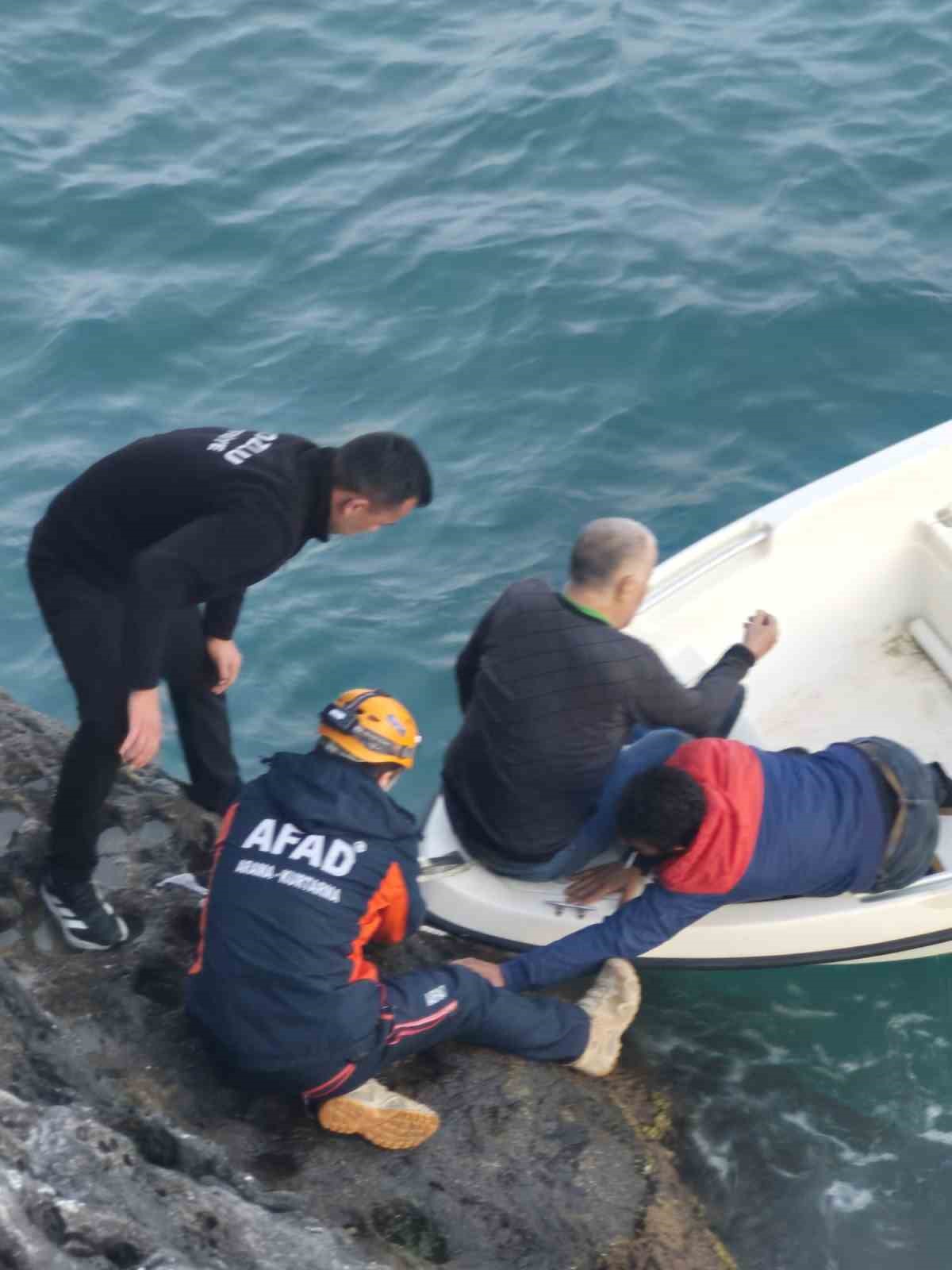 Balık tutmak isterken kayalıklardan düşen adamı ekipler ve balıkçı teknesi kurtardı