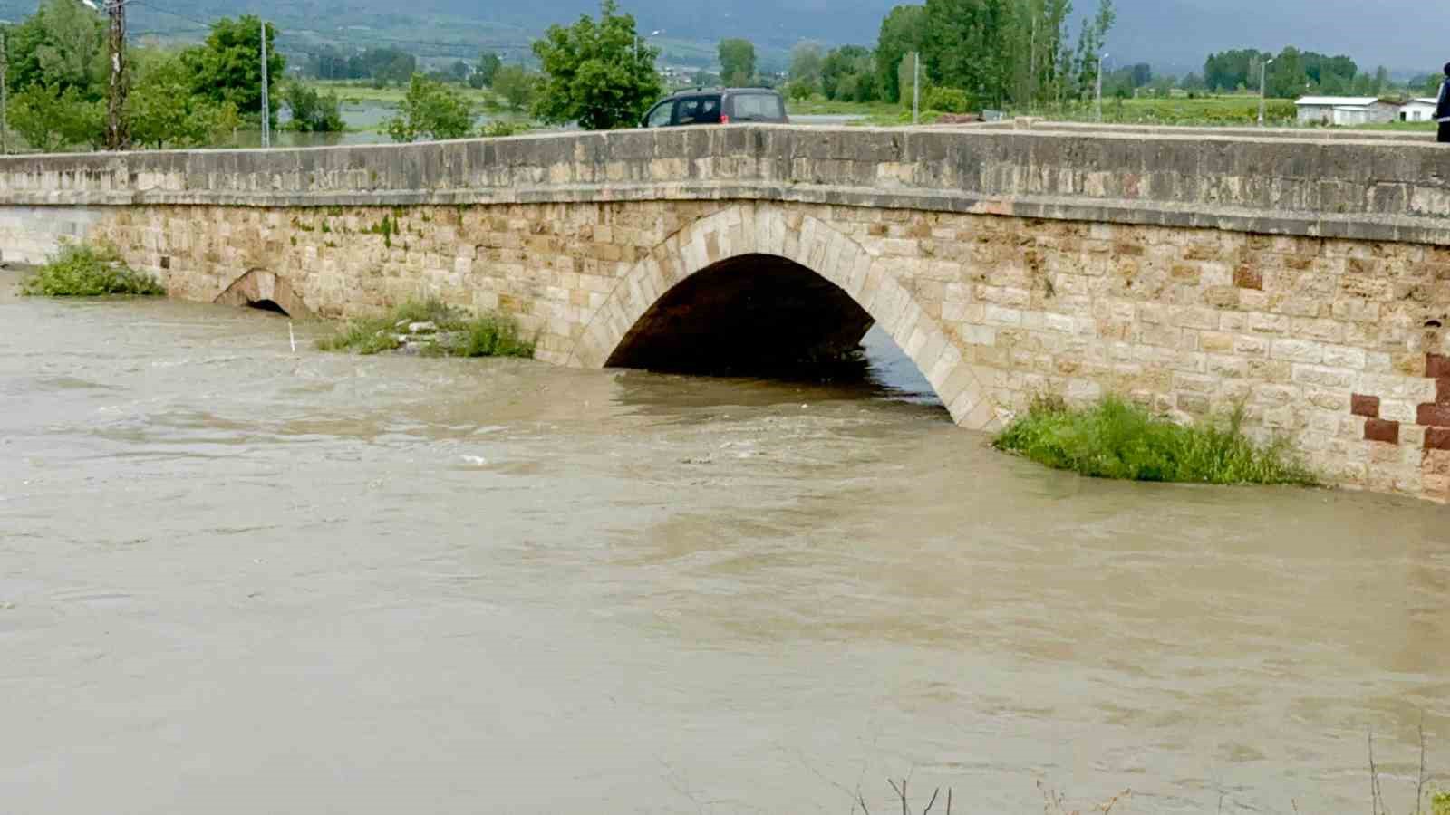 Tokat’ta Yeşilırmak taştı, 8 asırlık taş köprünün üç gözü su altında kaldı