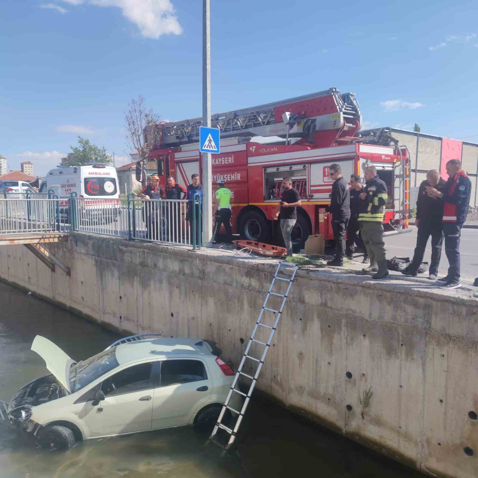 Otomobil sulama kanalına düştü, ekipler yaralı için seferber oldu