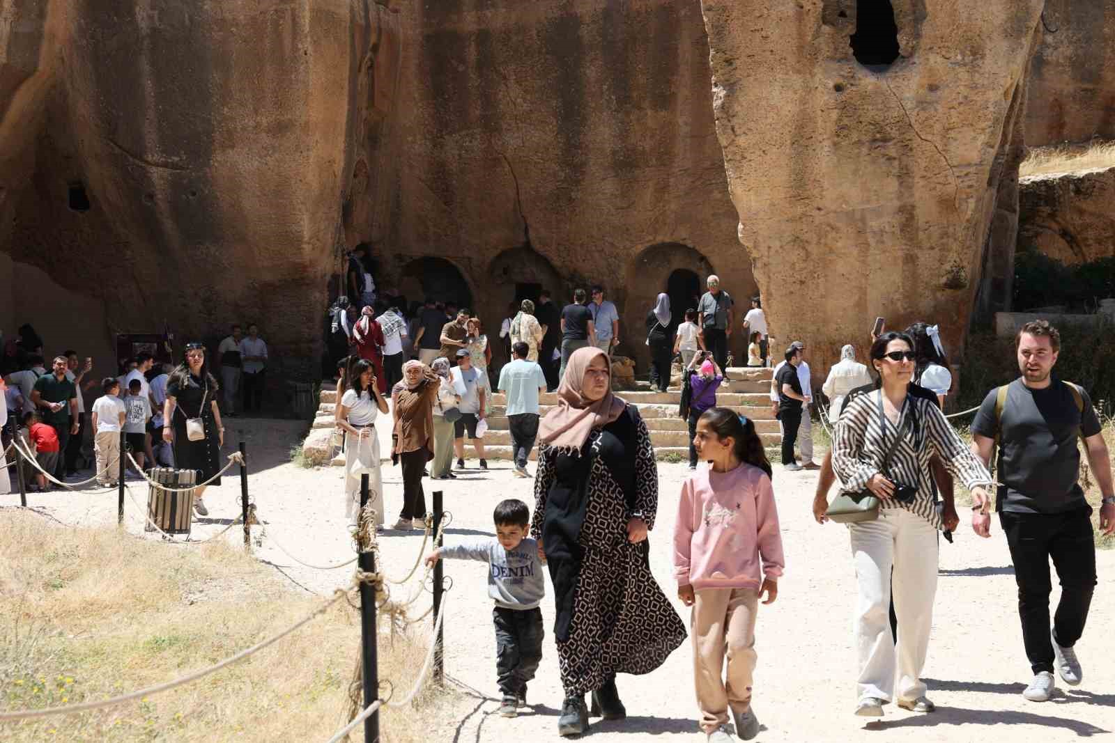 Tarihi kent Mardin, bayramda turistlerin gözdesi oldu