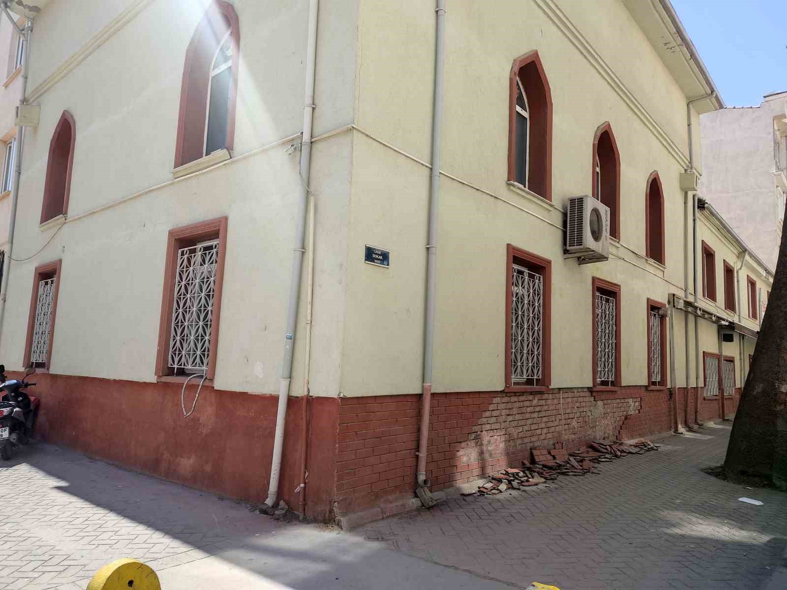 Eskişehir’de cami duvarının dekoratif tuğlaları deforme olup kaldırıma döküldü